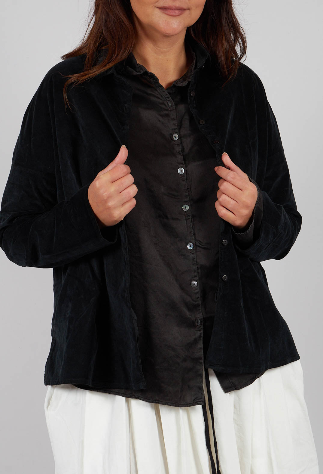 Short Collar Shirt V in Black