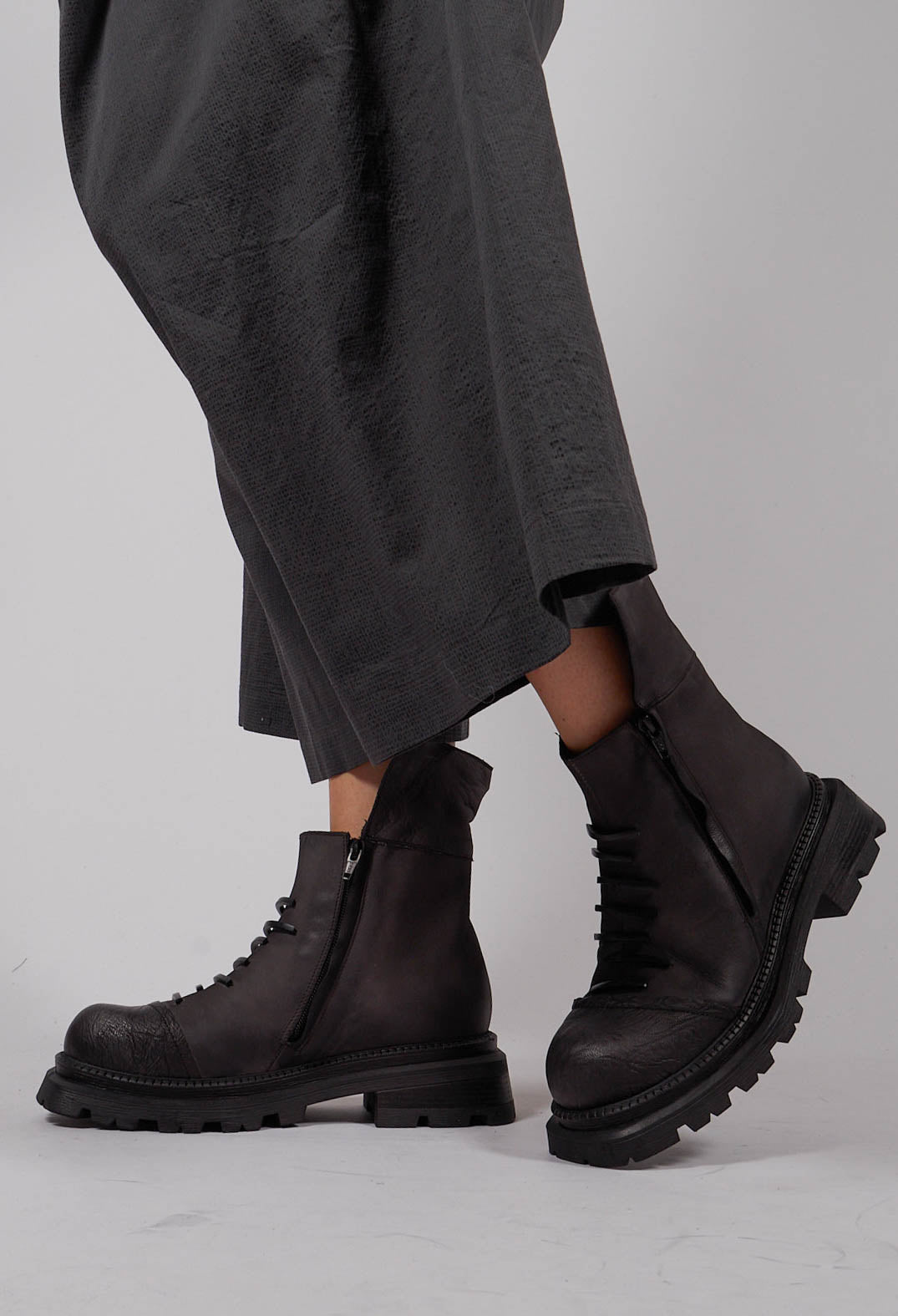 Oli Boots in Grey