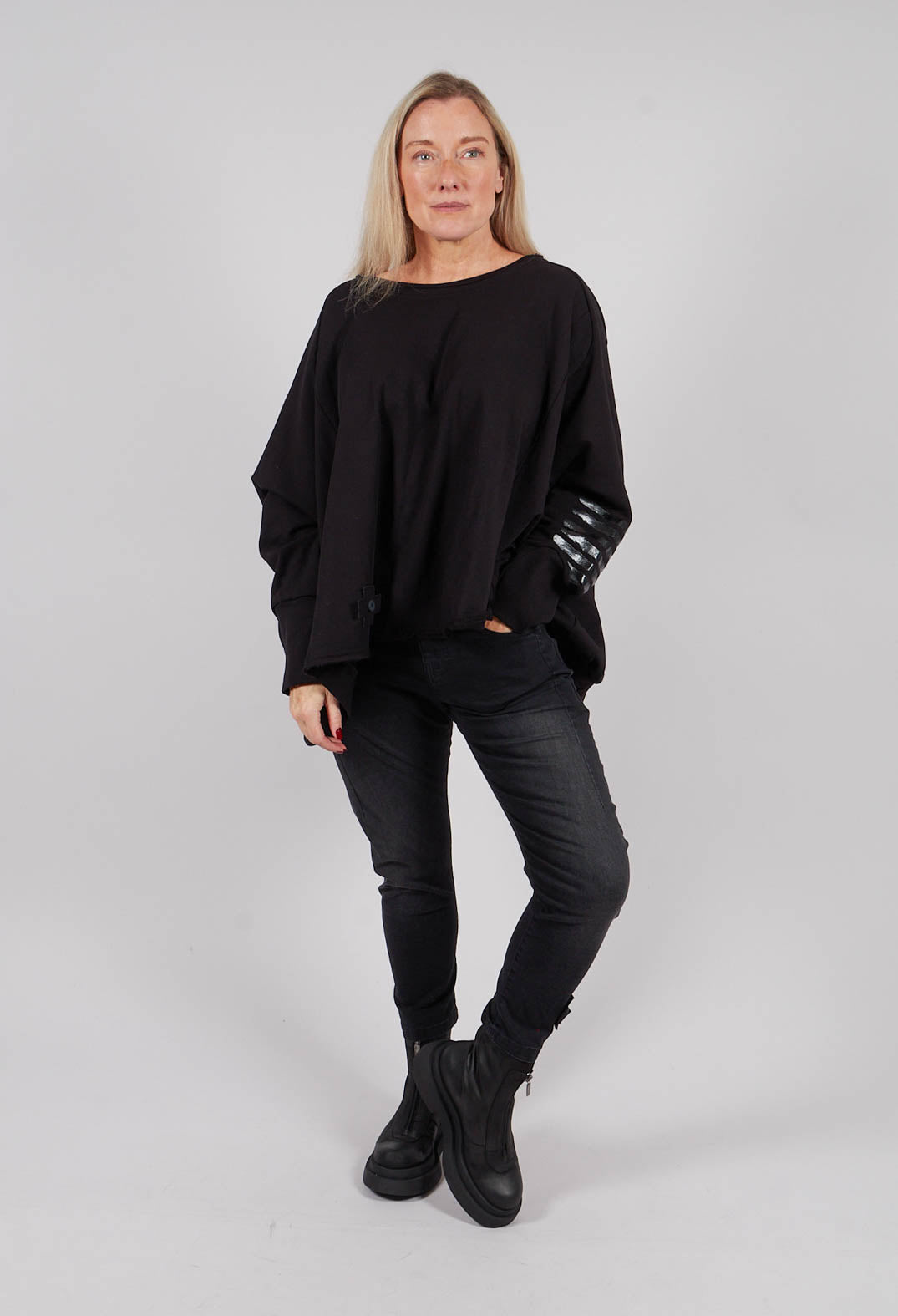 Wide Short Sweater II in Black Print