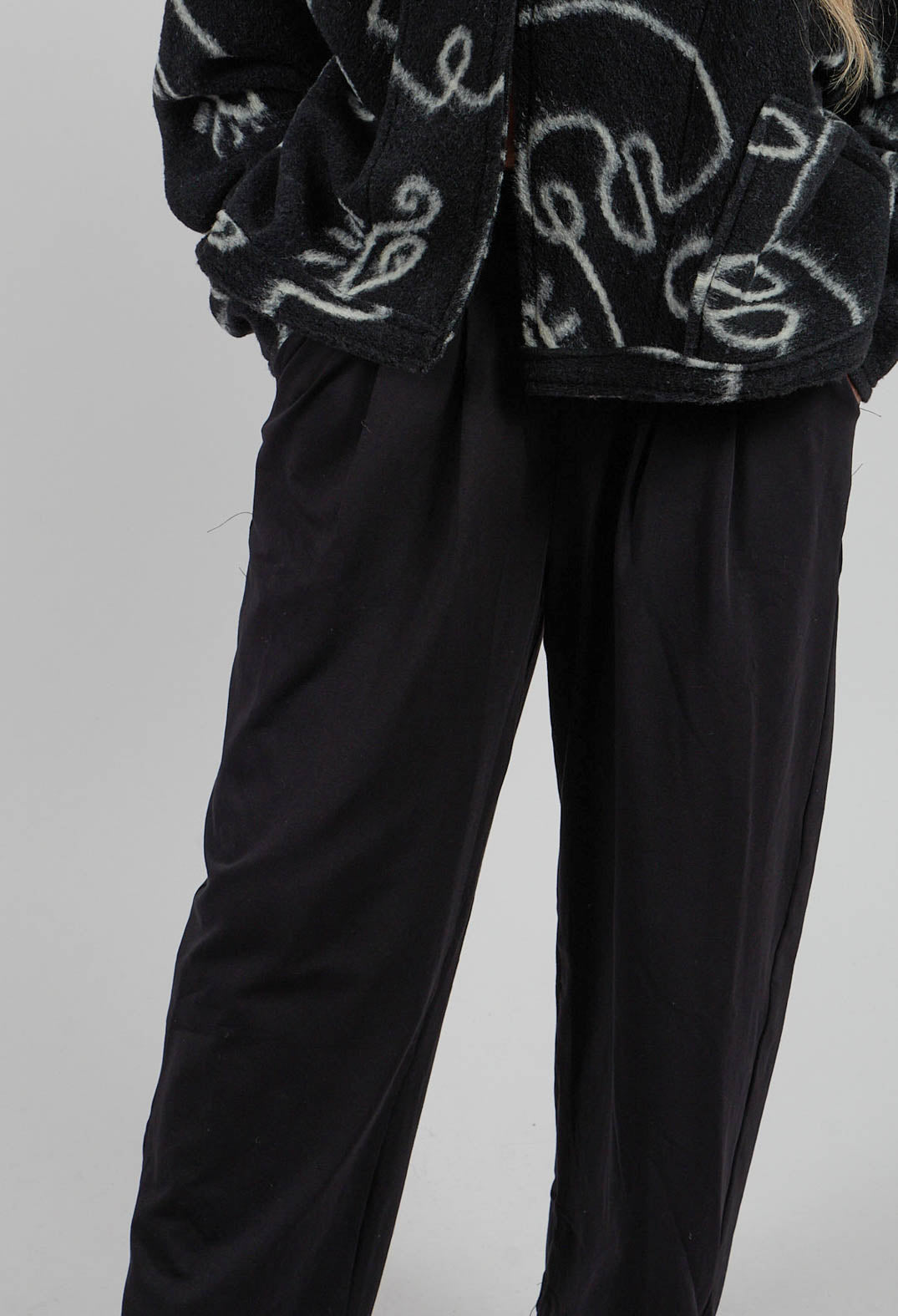 Pleated Front Wide Legged Trouser in Black