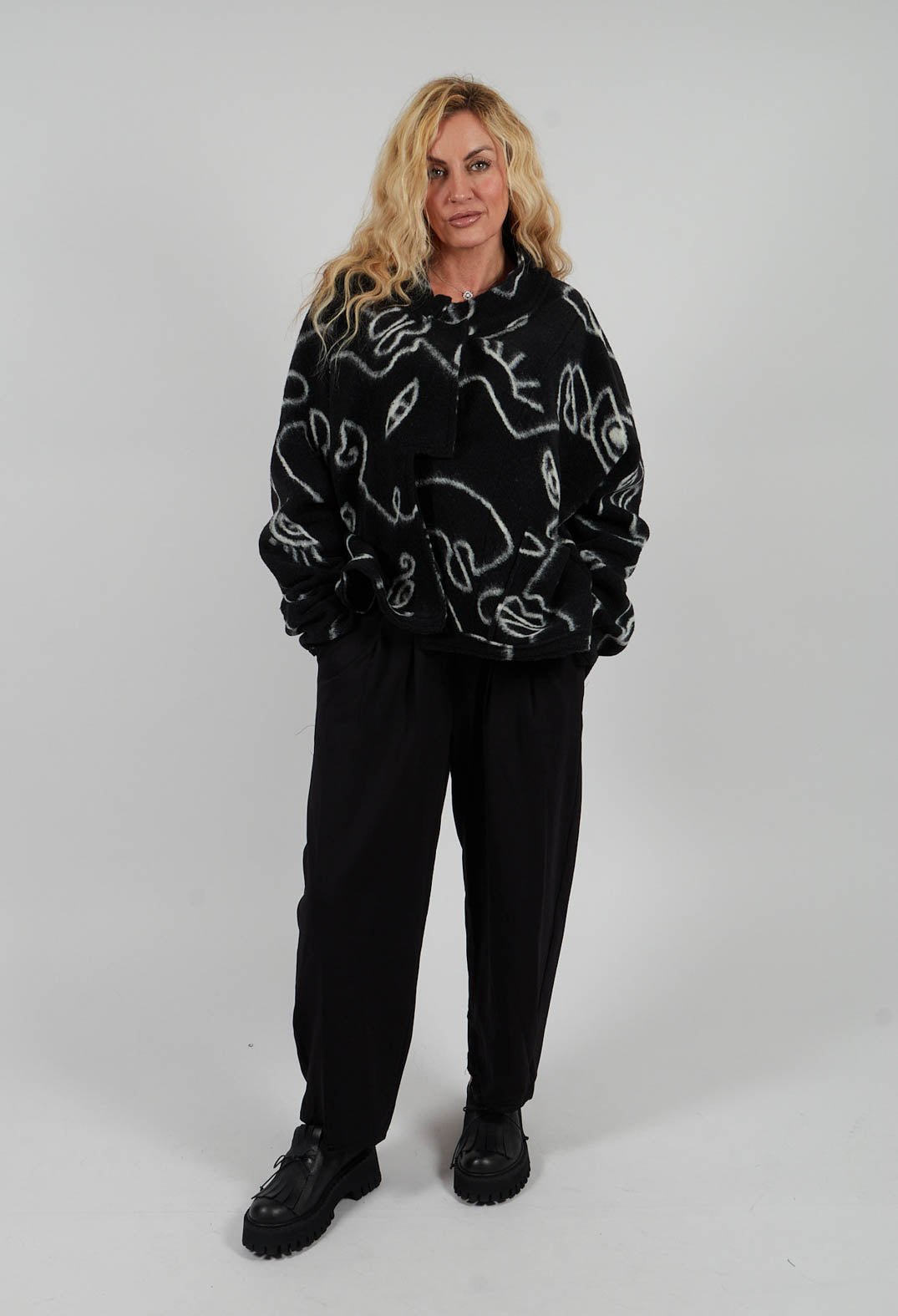 Pleated Front Wide Legged Trouser in Black