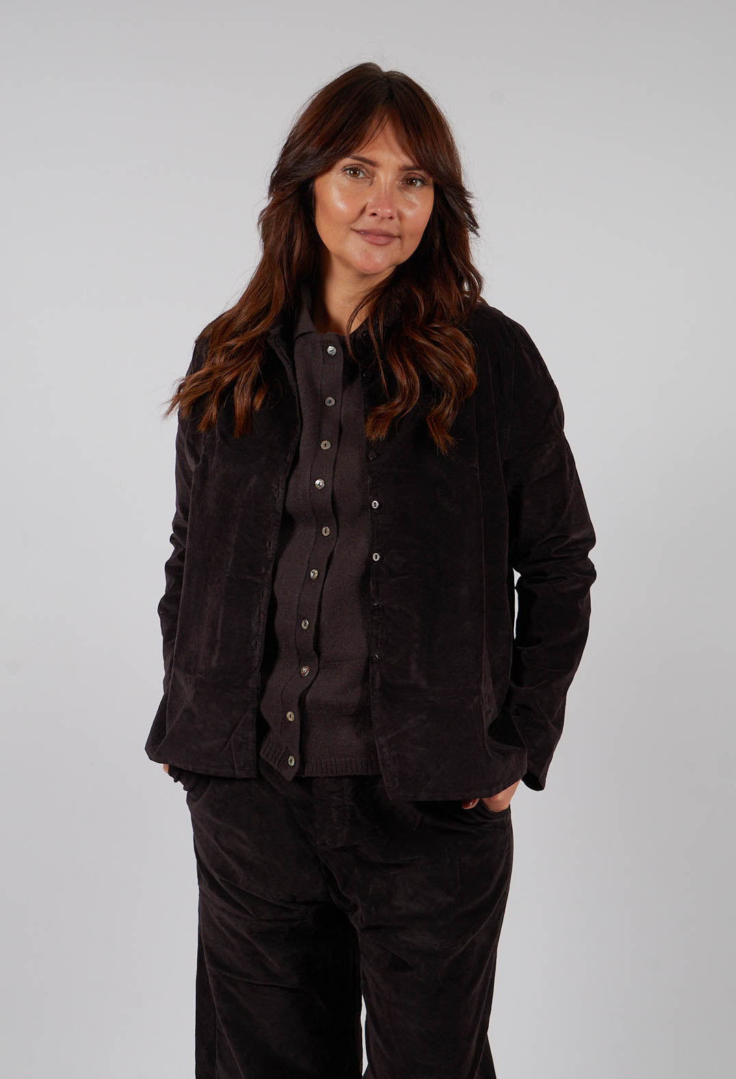 Short Collar Shirt V in Chocolate