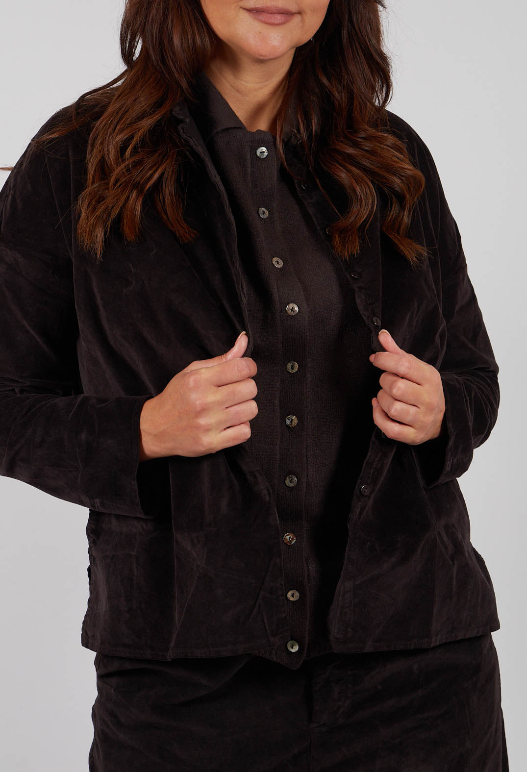 Short Collar Shirt V in Chocolate