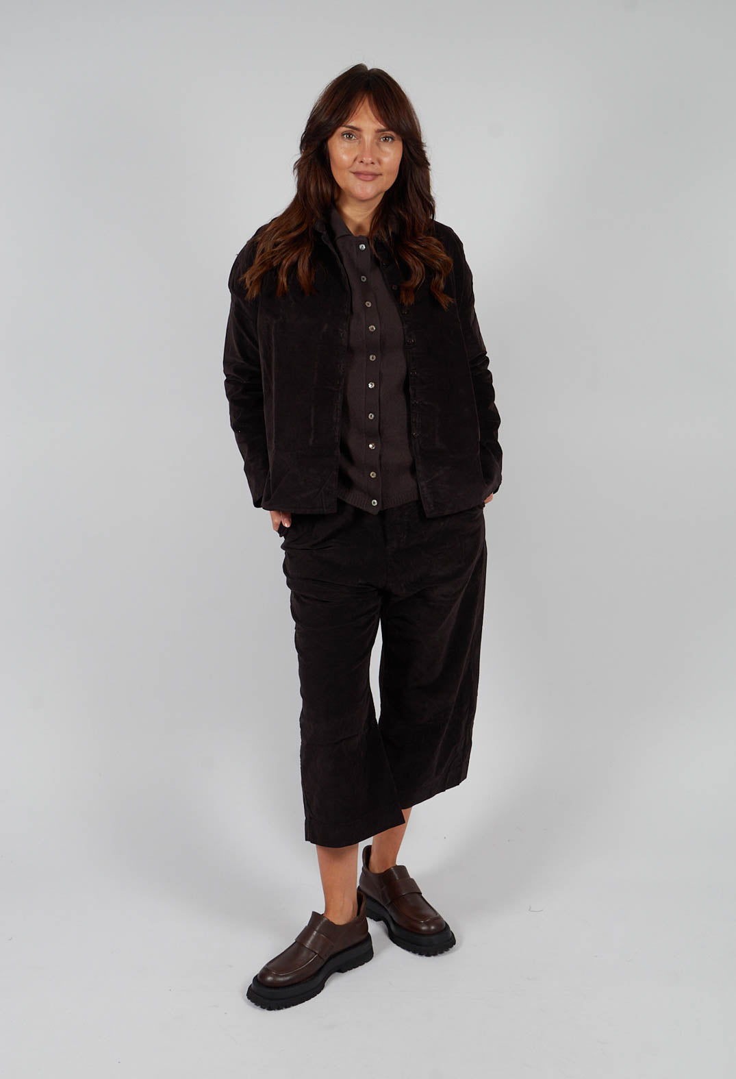 Short Collar Shirt V in Chocolate