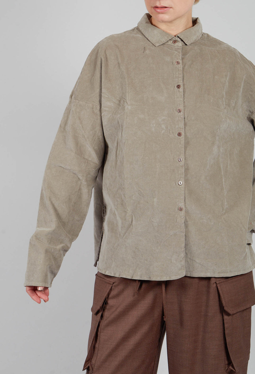 Short Collar Shirt V in Marron Glace