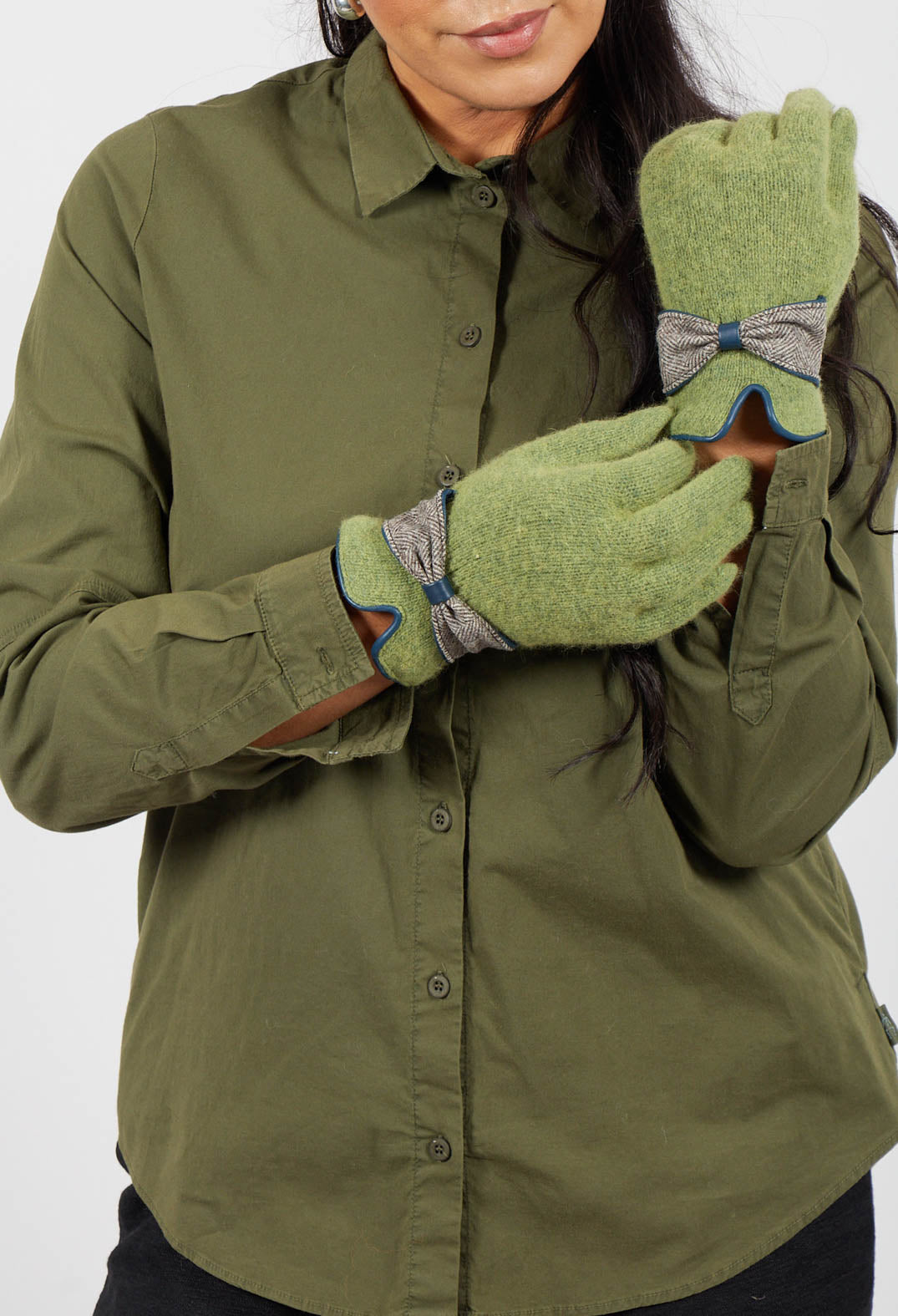 Gloves with Bow in Green