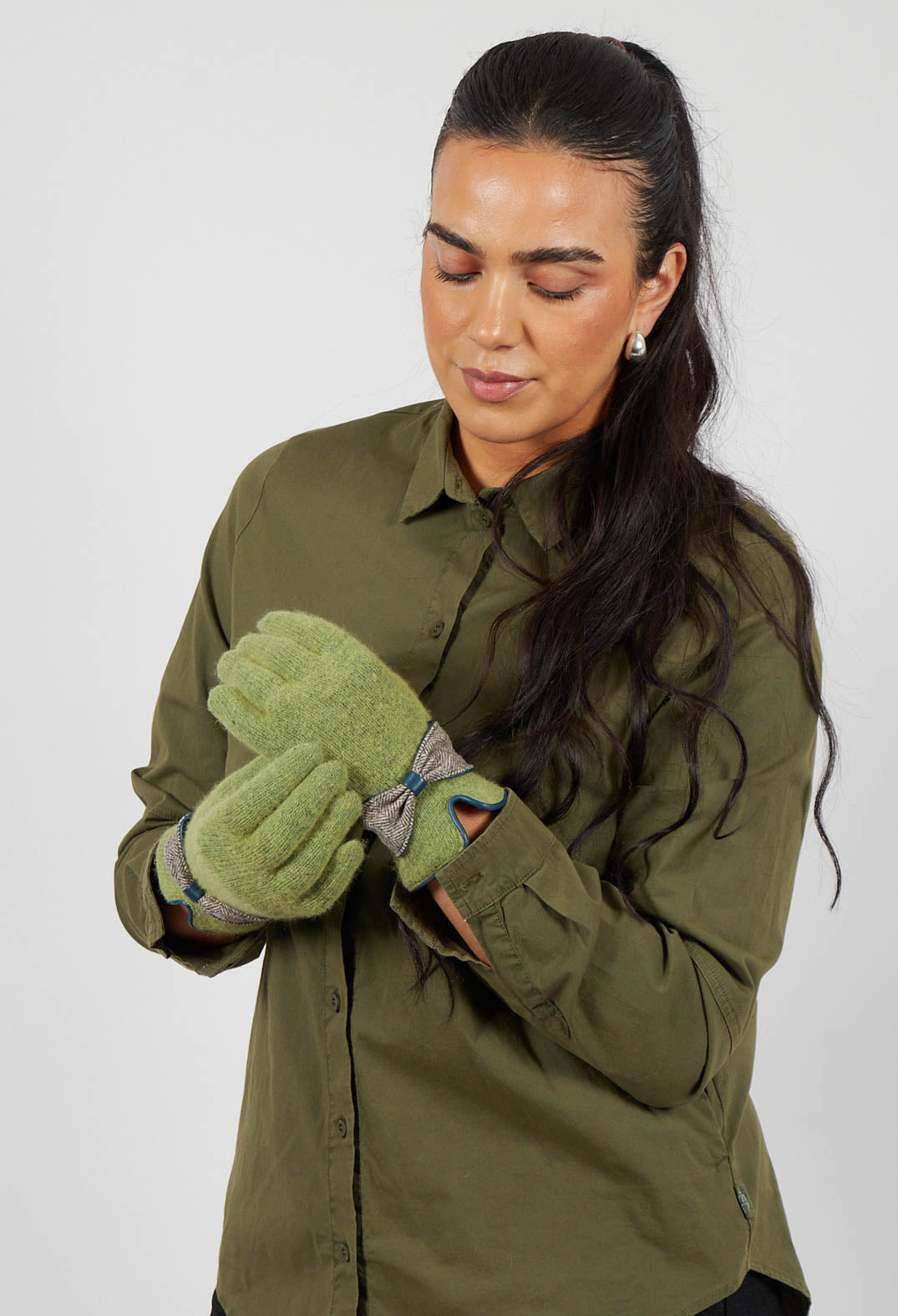 Gloves with Bow in Green