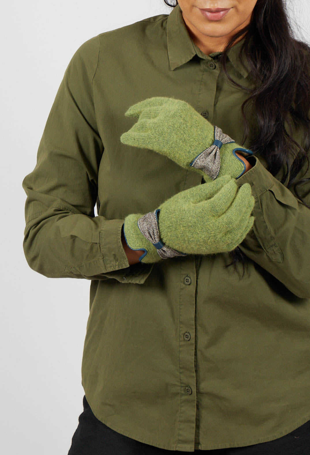 Gloves with Bow in Green