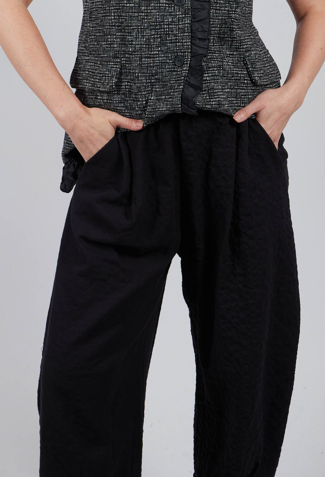 Bian SU Plain Trousers in Nero
