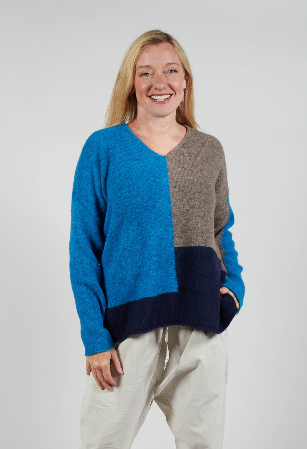 Block Colour Jumper in Crusca Sky and Blu
