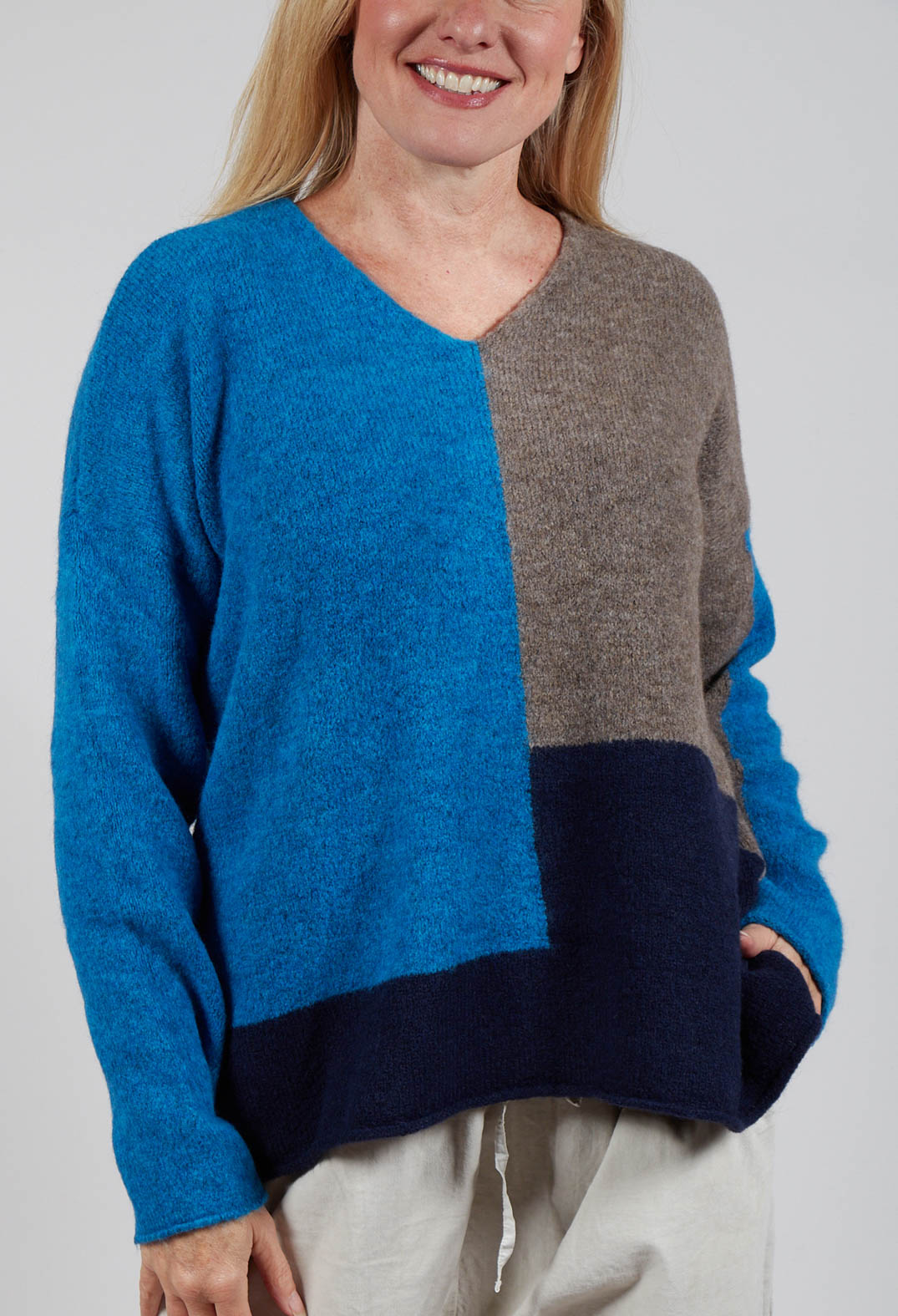 Block Colour Jumper in Crusca Sky and Blu