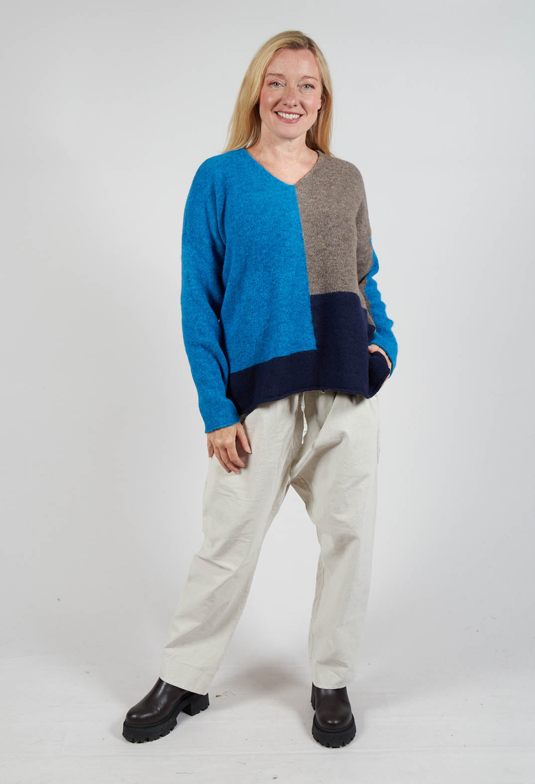 Block Colour Jumper in Crusca Sky and Blu