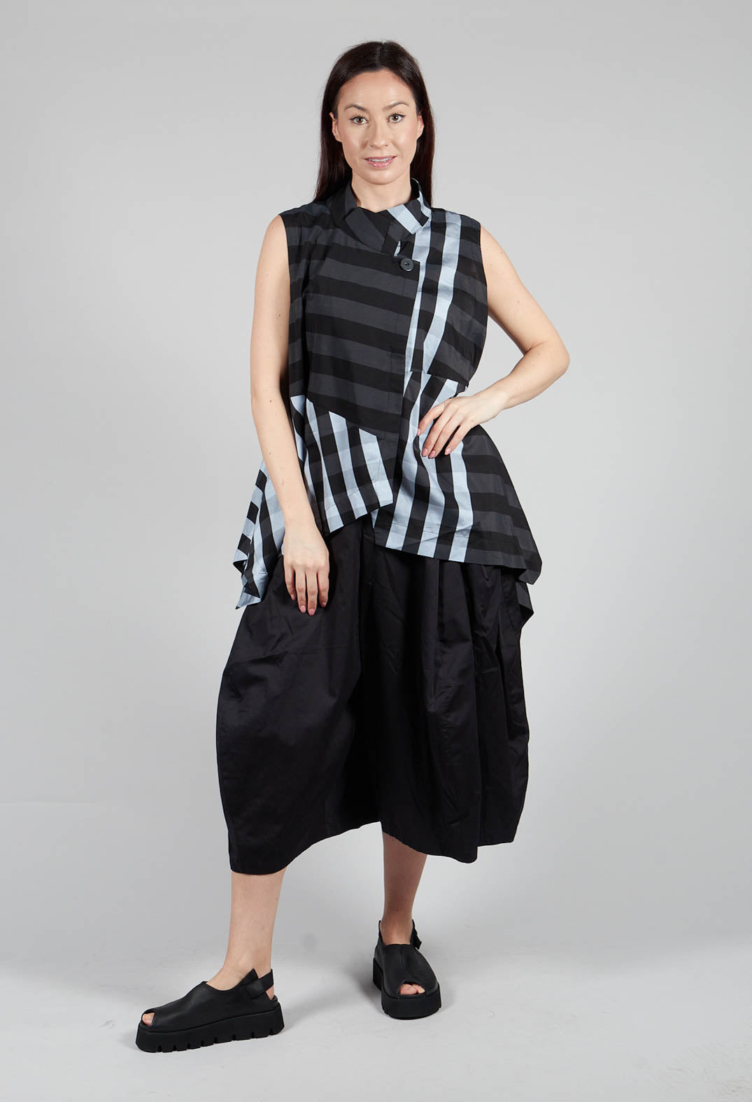 Checkered Sleeveless Shirt in Black Print