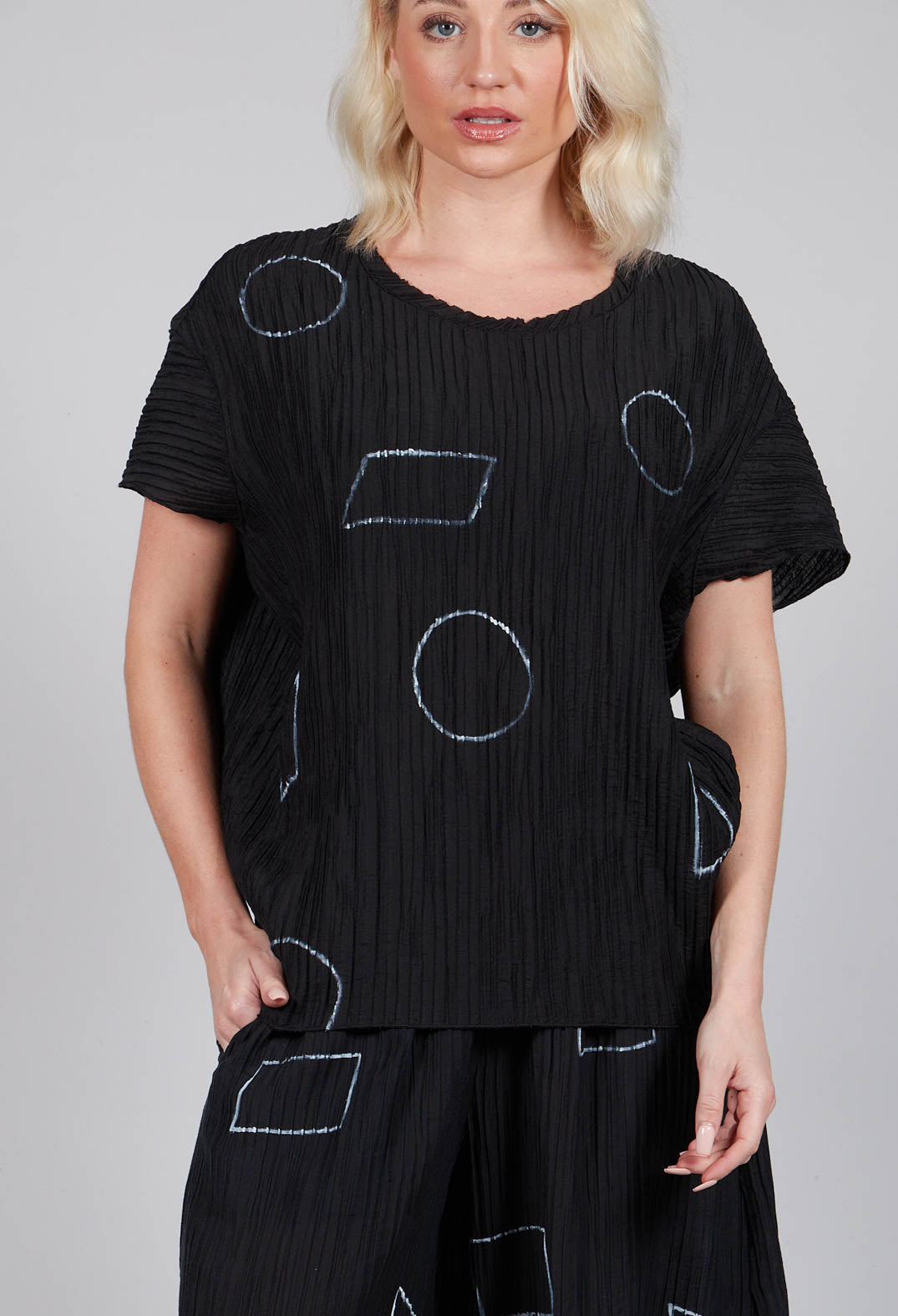 Crinkle Geometric Top in Black