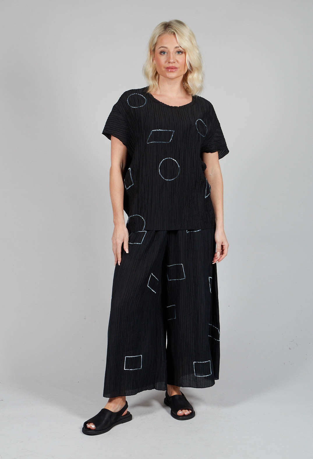 Crinkle Geometric Top in Black