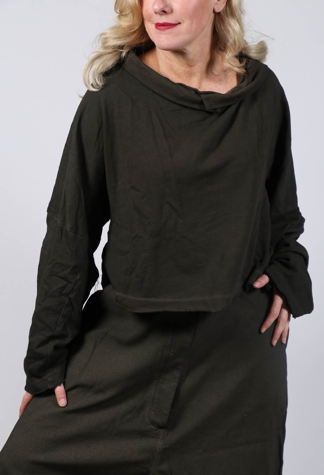 cropped black pullover with a wide round neck in khaki cloud