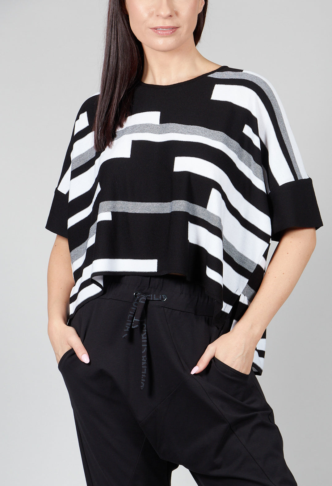 Cropped Short Sleeve Jumper in Black and White