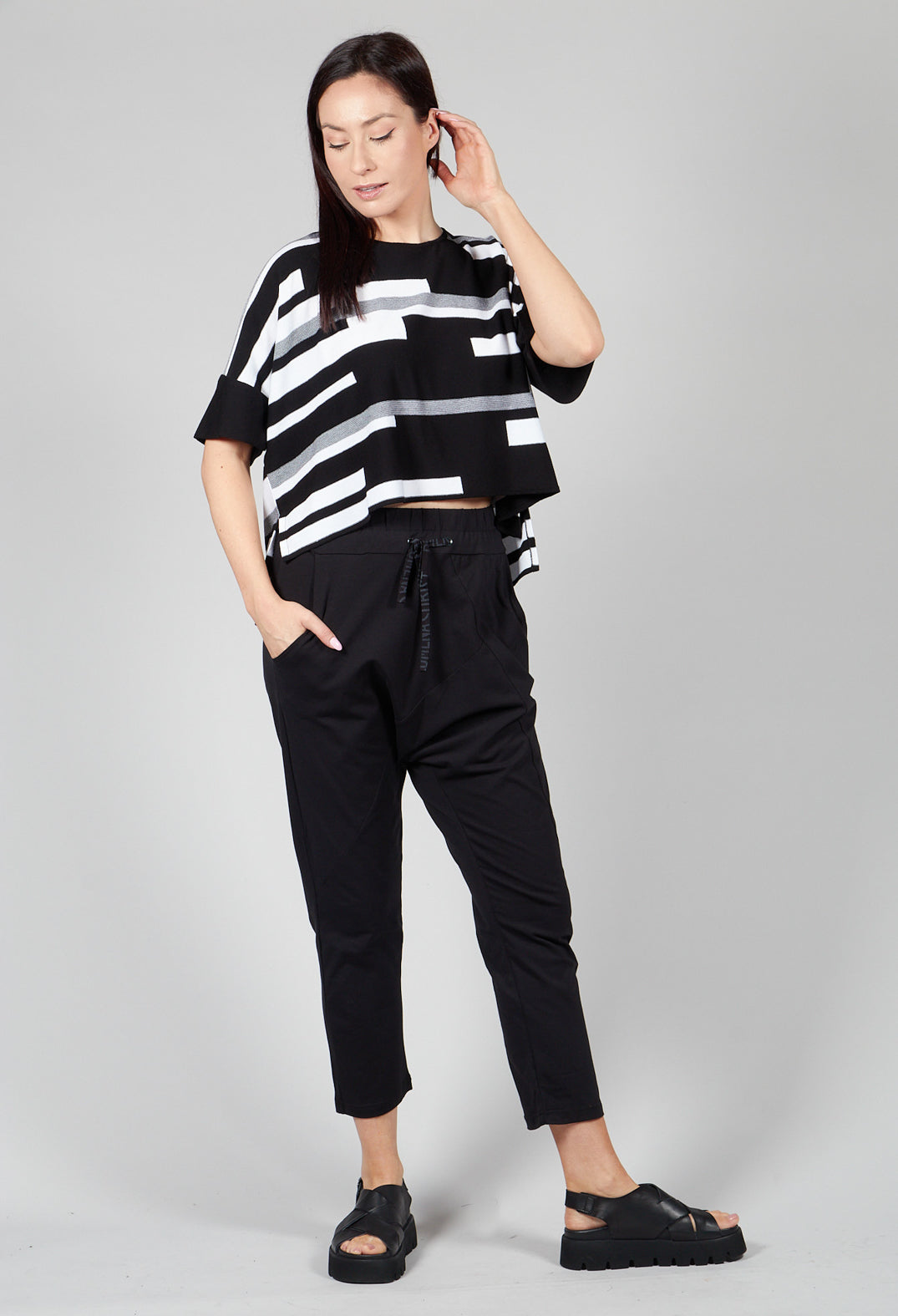 Cropped Short Sleeve Jumper in Black and White