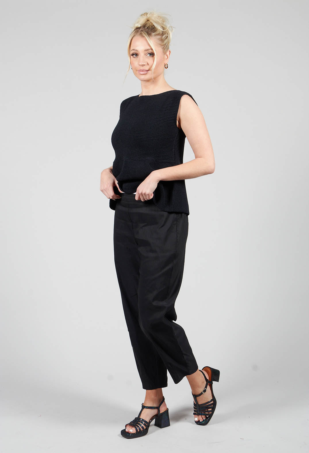 Cropped Slim Leg Pants in Black