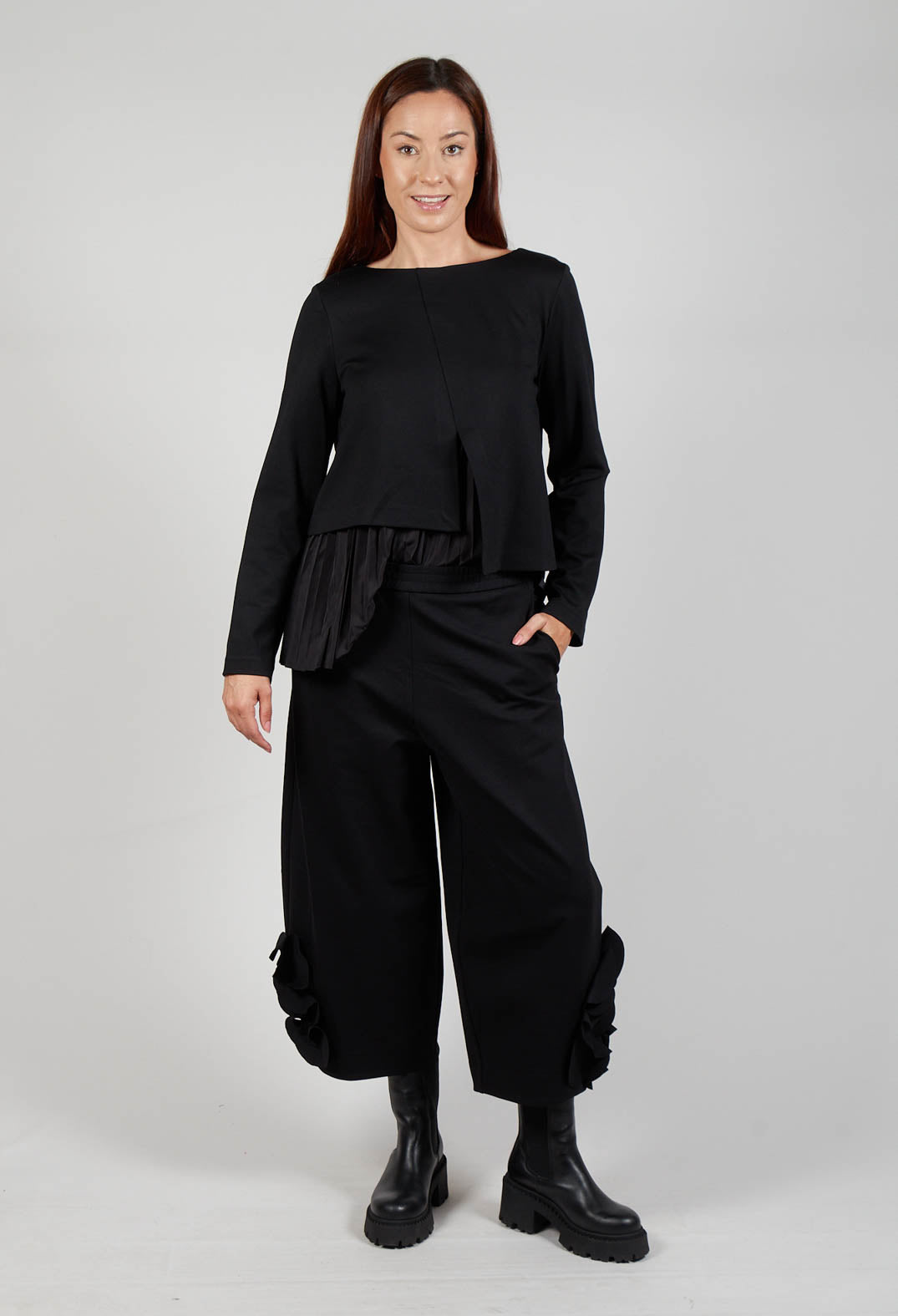 Cropped Trousers with Embellishment Detail in Nero