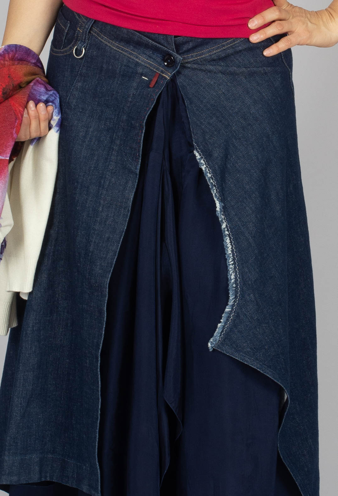 Astoni Shment Skirt in Navy