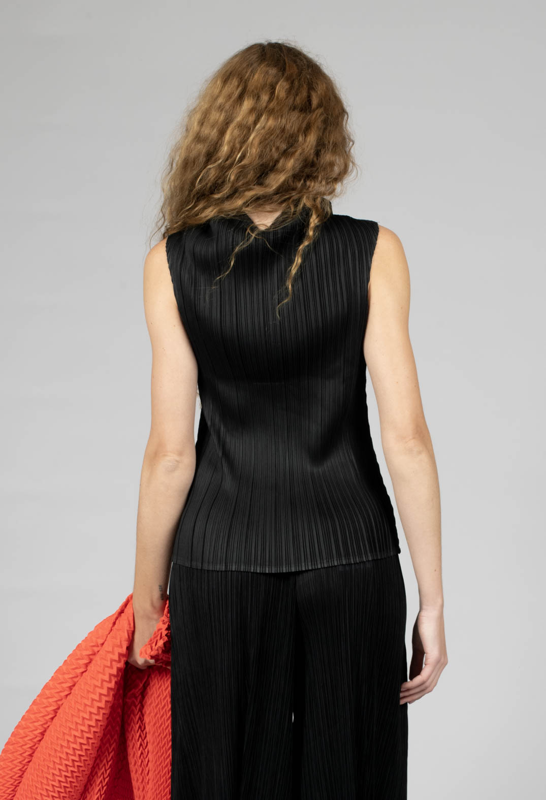 Simply Pleat V Tank in Black