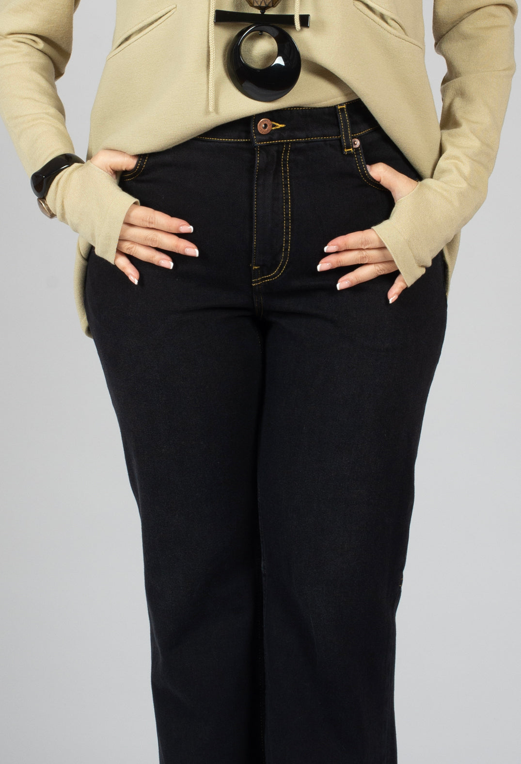 Jasu Trousers in Black
