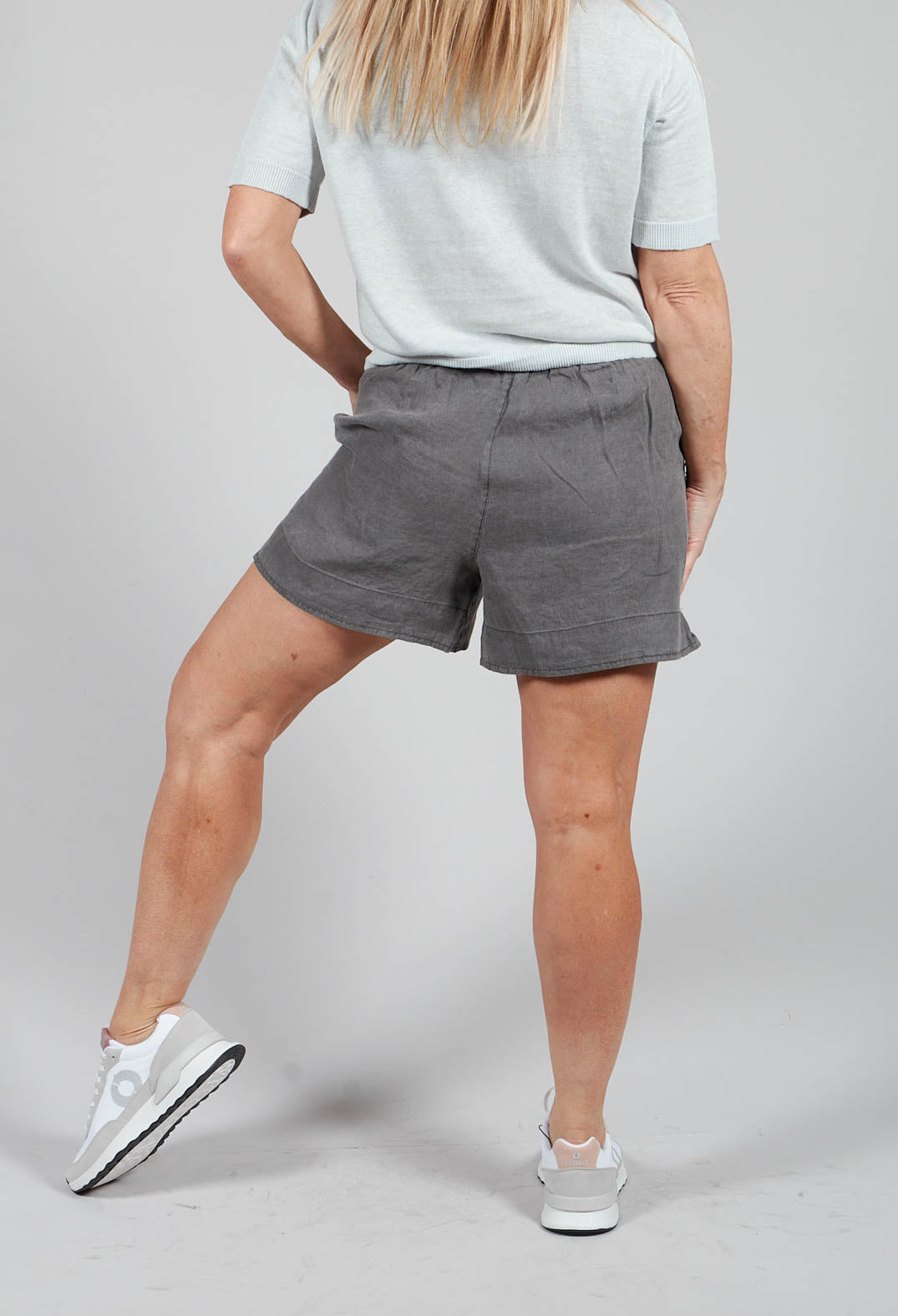 Devaalf Shorts in Charcoal