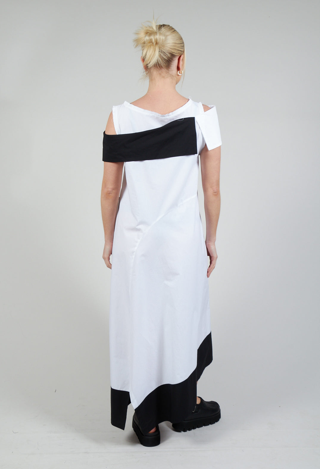 ELAN1 Dress in White with Black