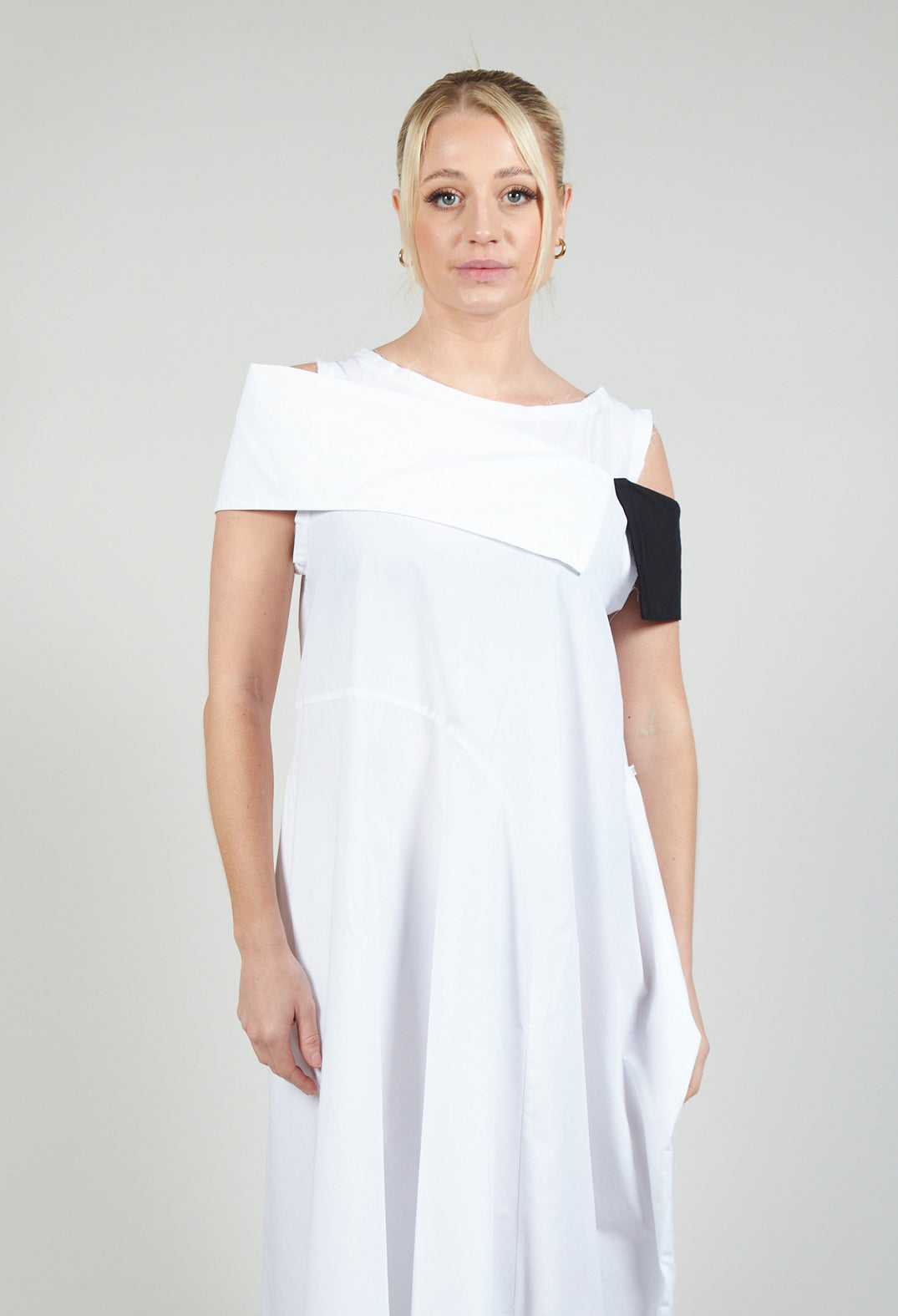 ELAN1 Dress in White with Black