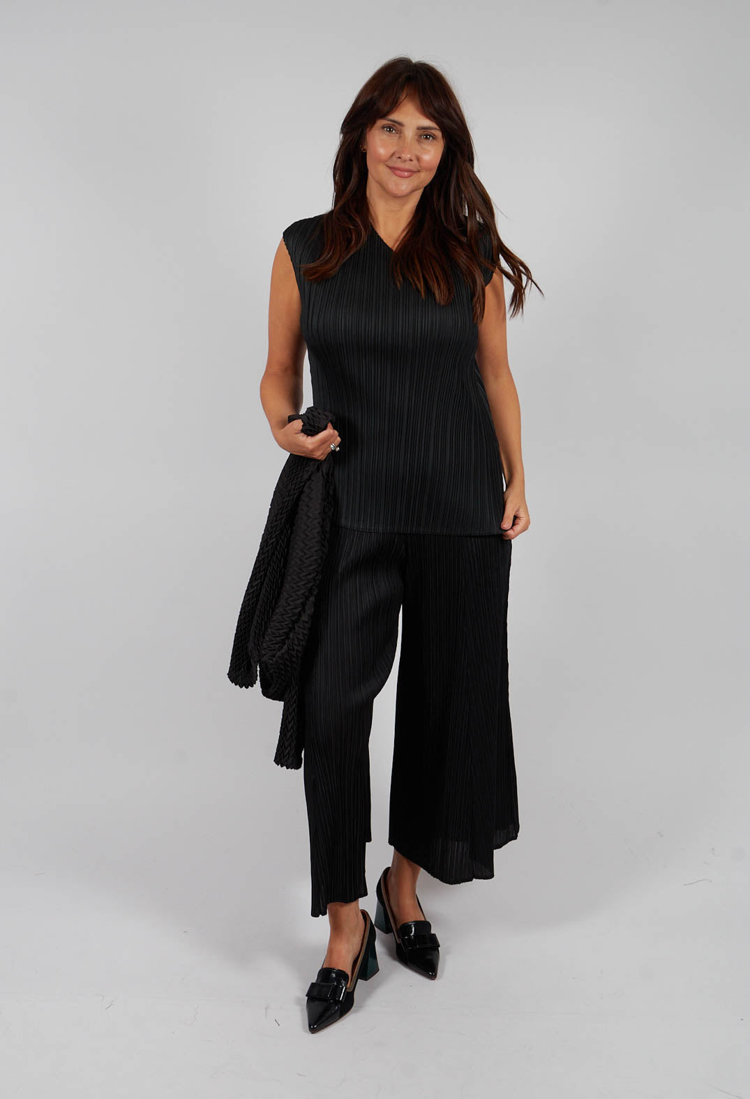 Simply Pleat V Tank in Black