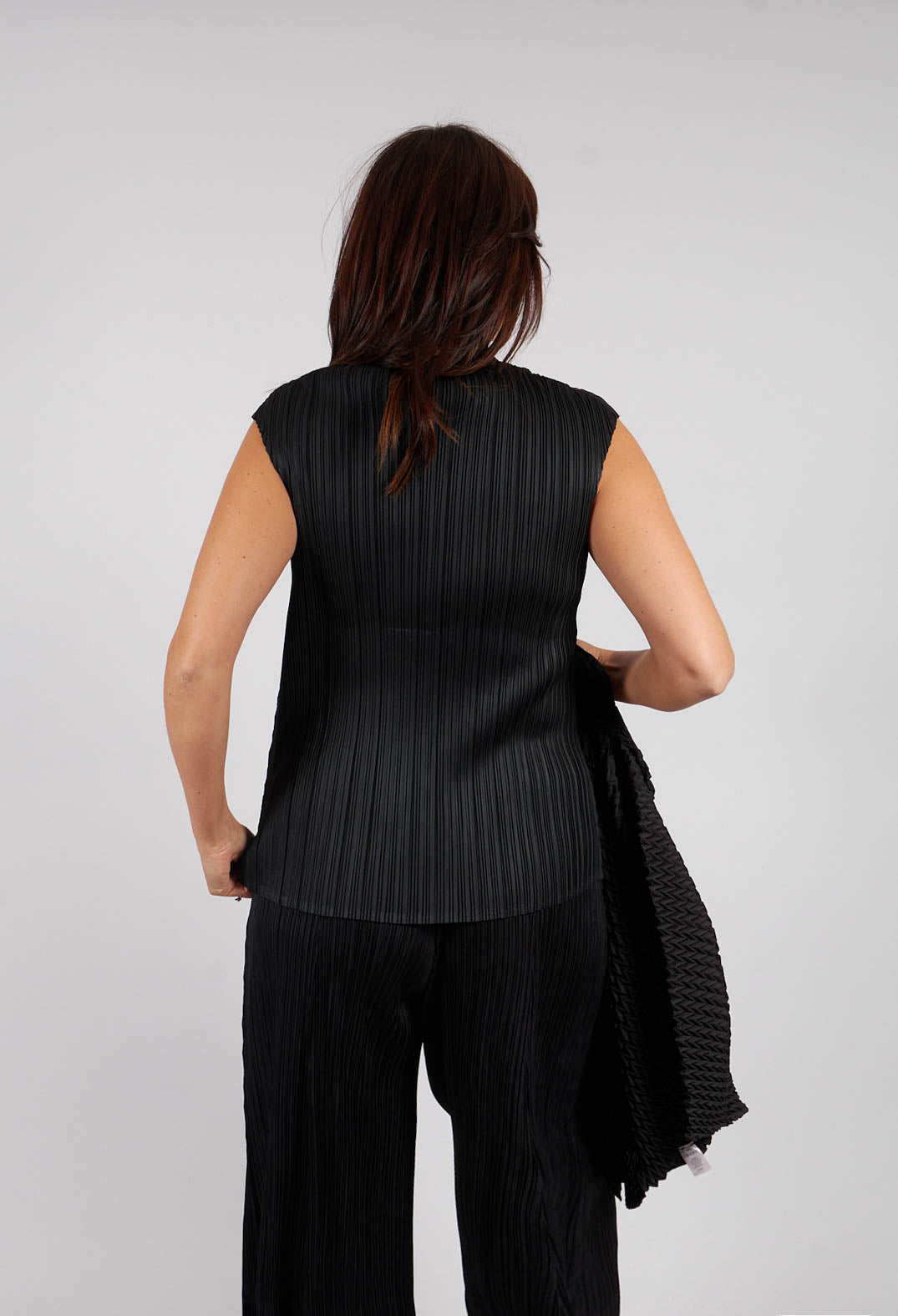 Simply Pleat V Tank in Black