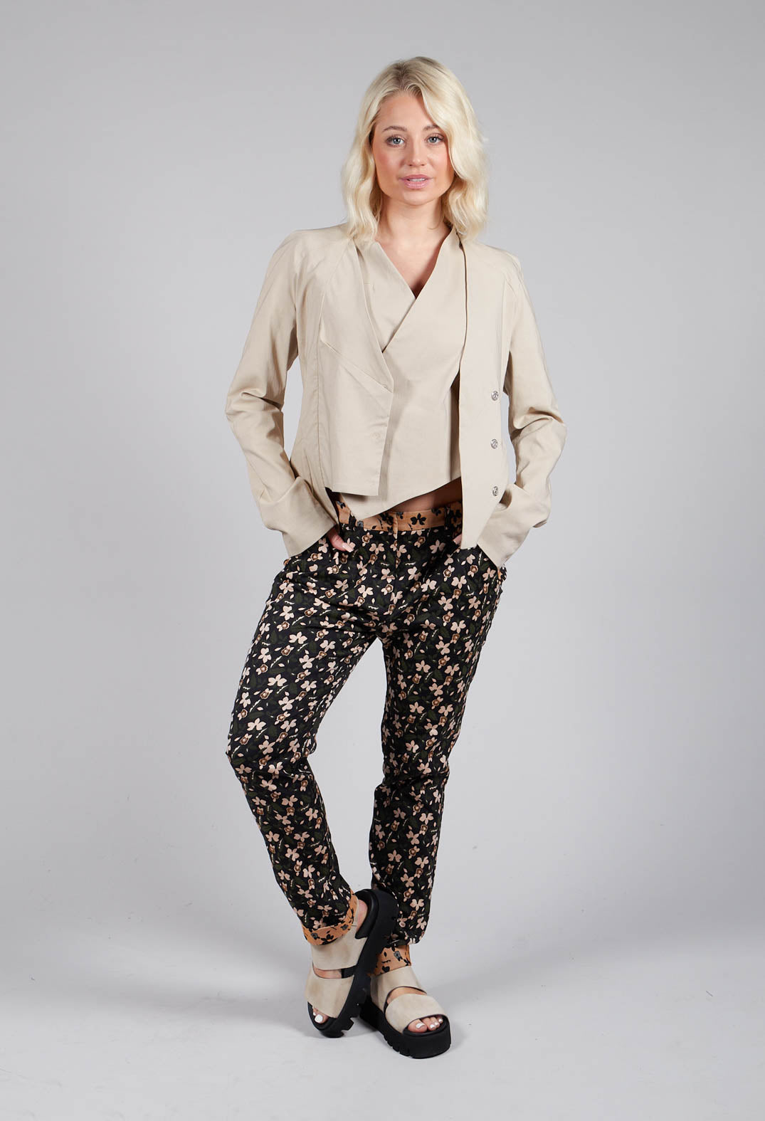 Structured Straight Leg Trousers with Print in Nero / Biscotto