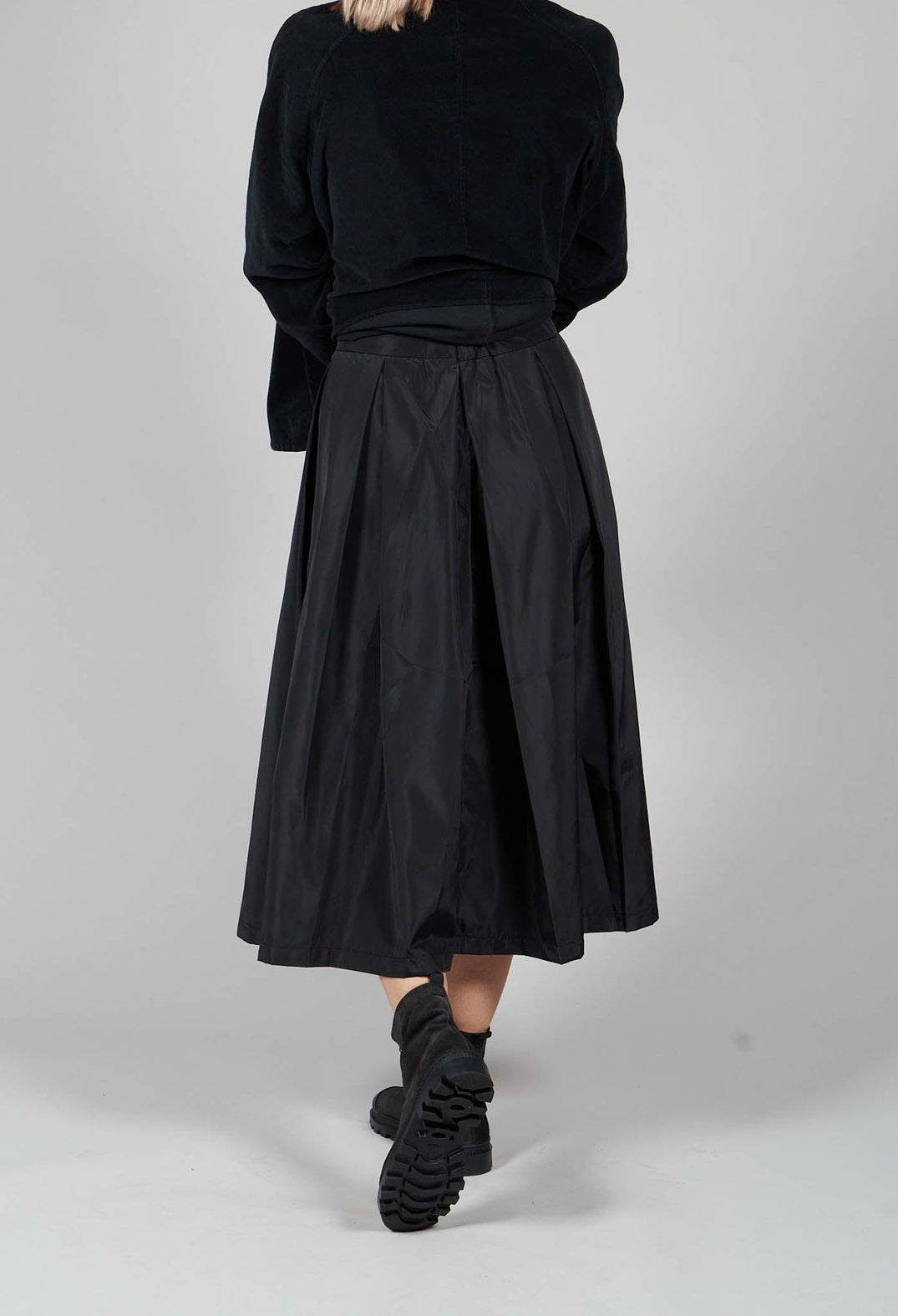 Elastic Waist Pleated Midi Skirt in Black