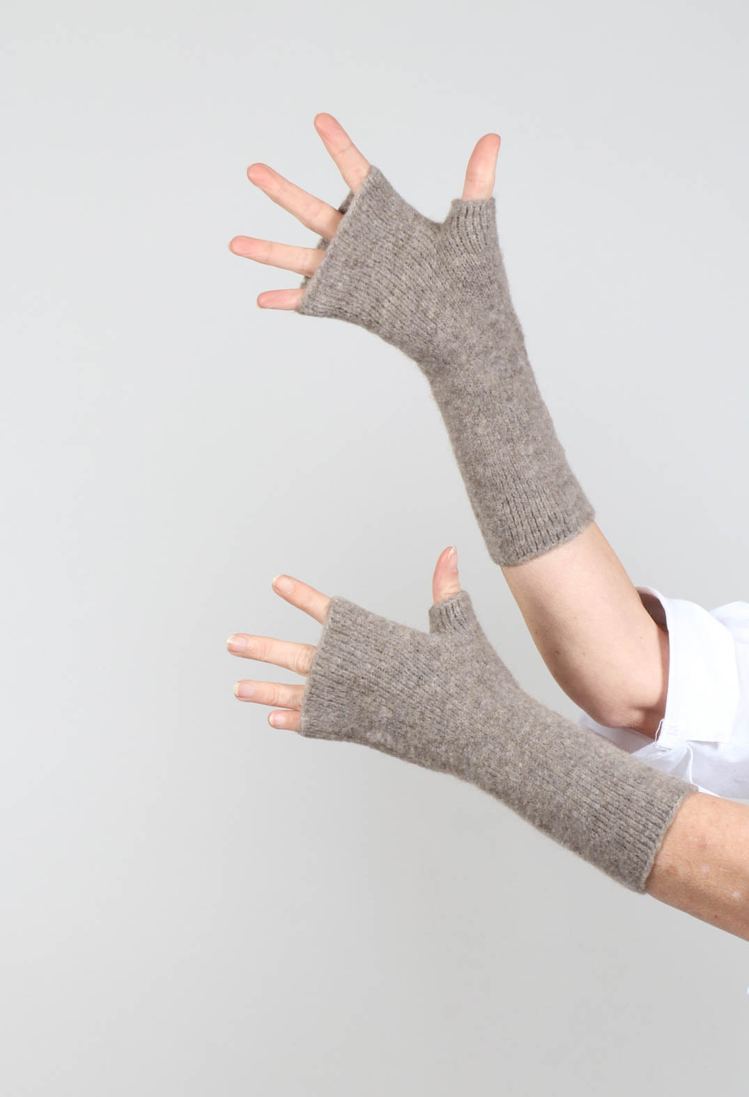 Fingerless Gloves in Taupe
