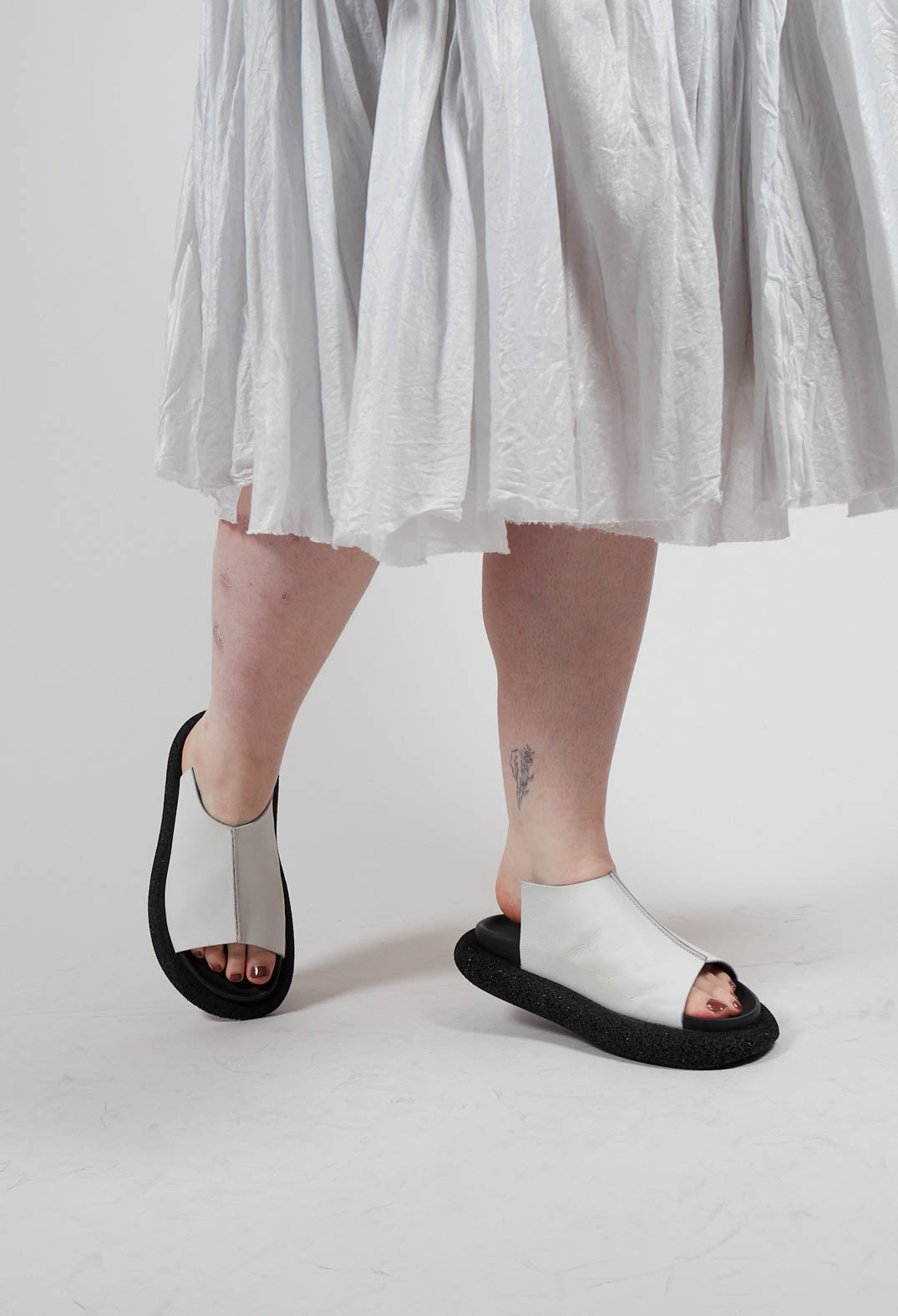 Flat Open Toed Mule in Bianco Ottico