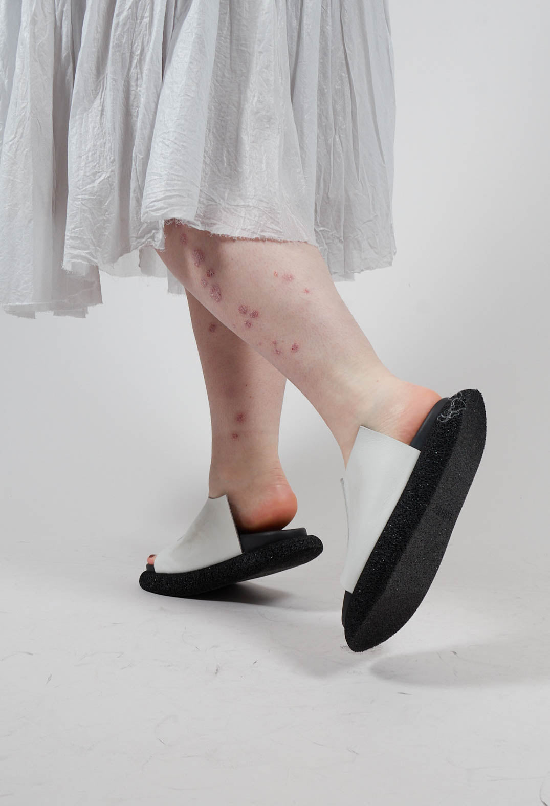 Flat Open Toed Mule in Bianco Ottico