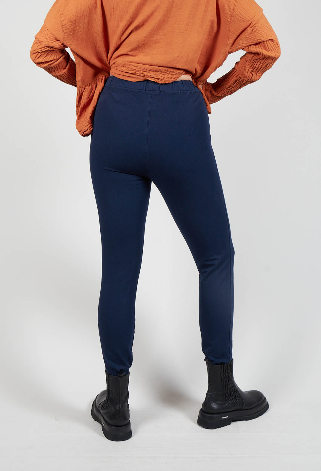 Hesidiot Trousers in Nacht Blue