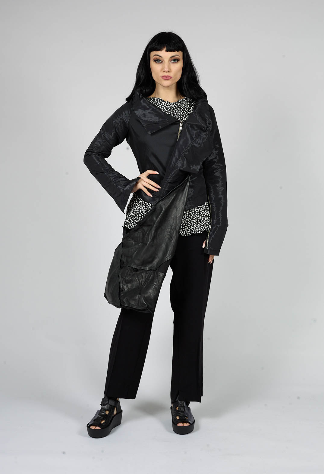 Laol Top in Black with White