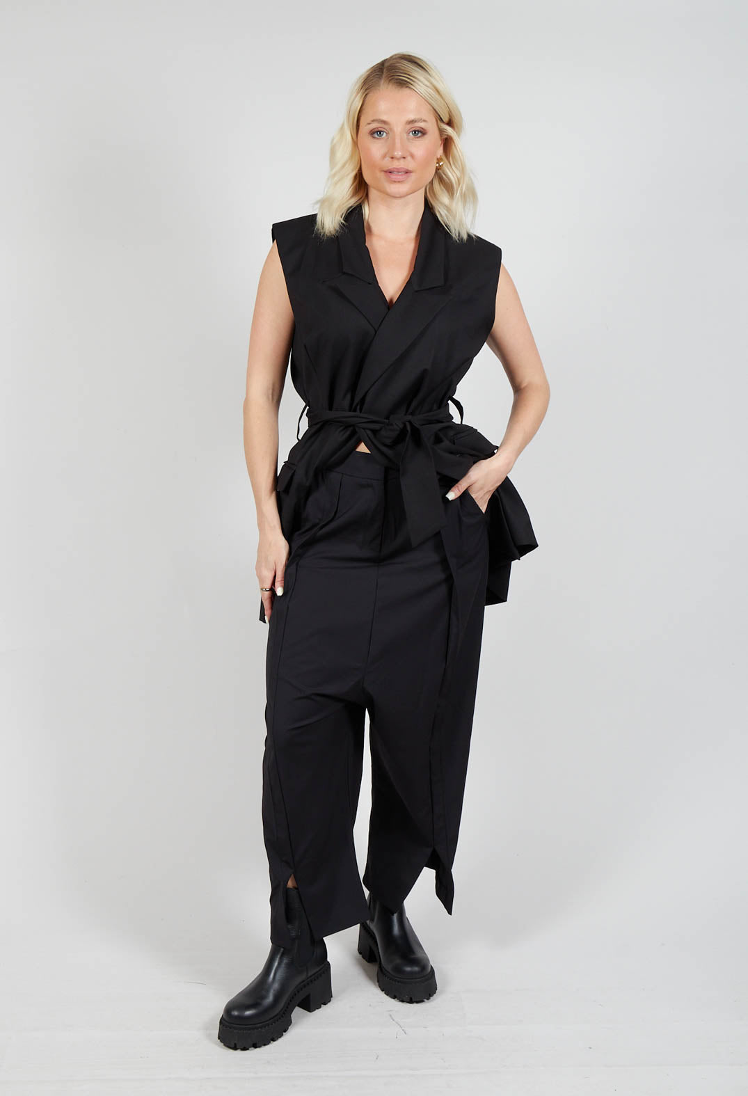 Irene Cropped Leg Trouser in Nero