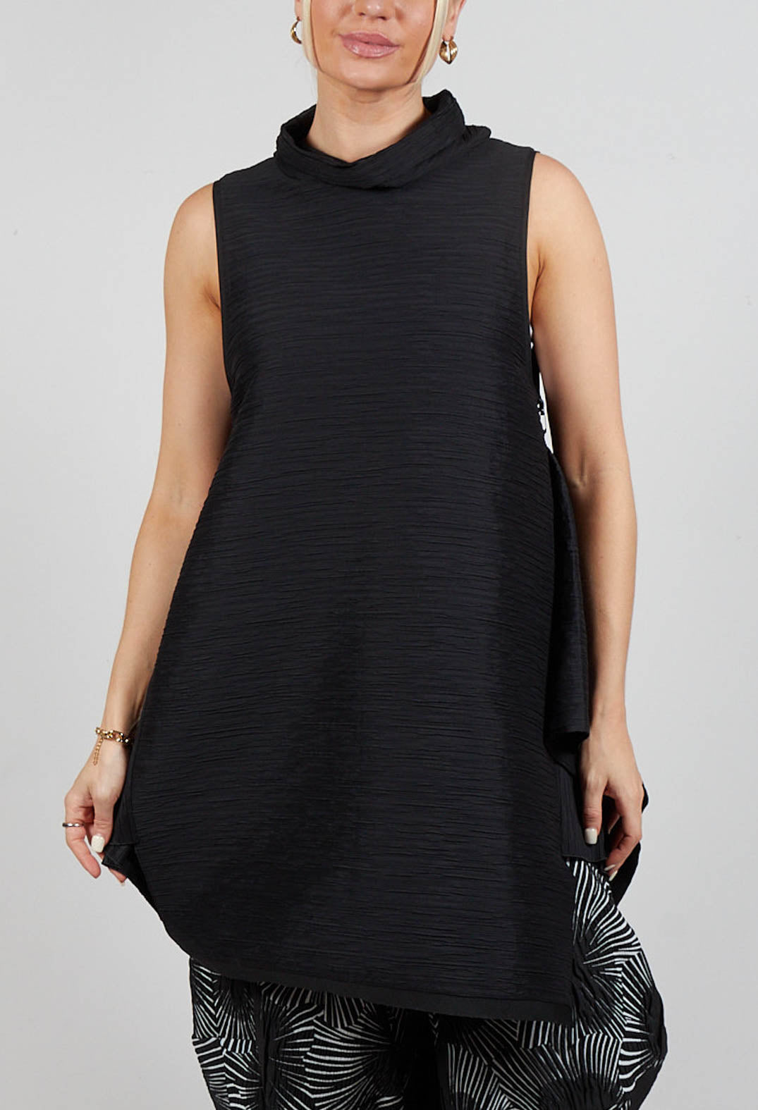 Isej Top in Black