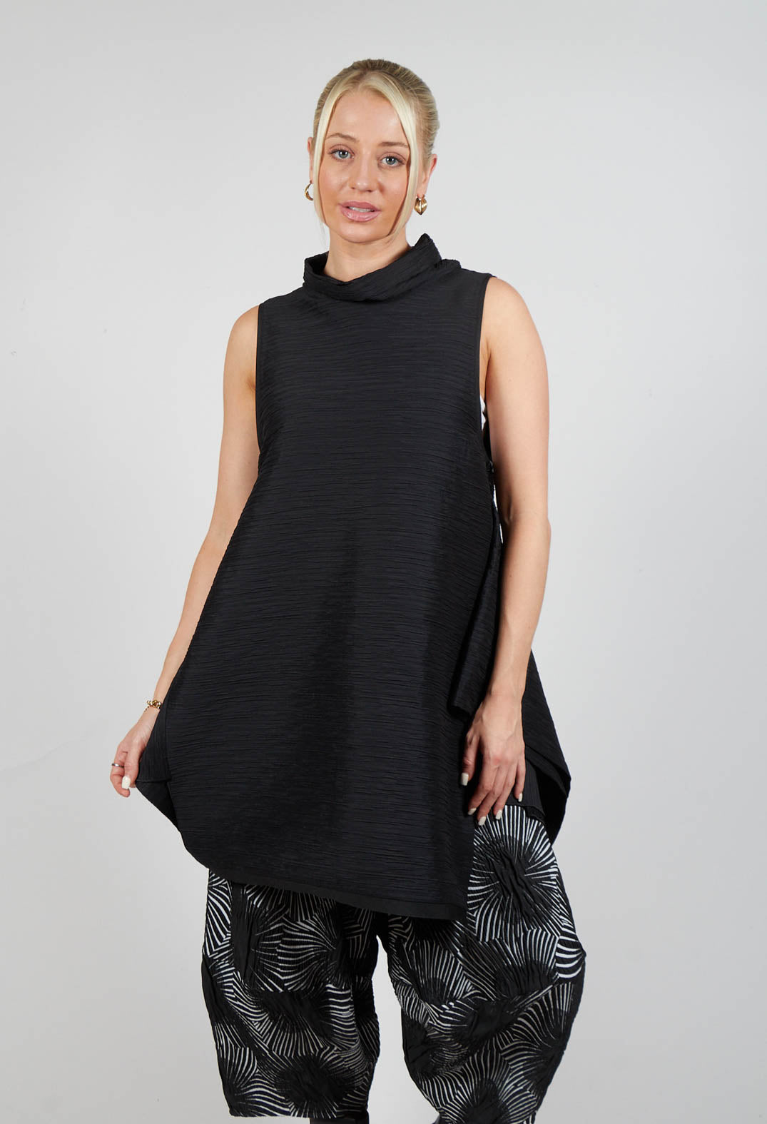 Isej Top in Black