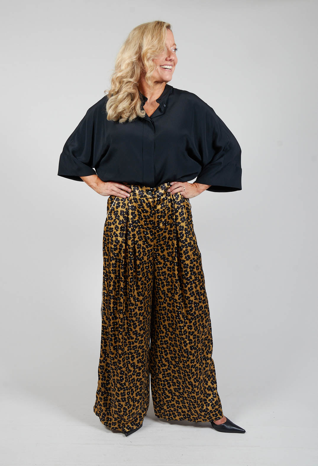 printed wide leg trousers in black