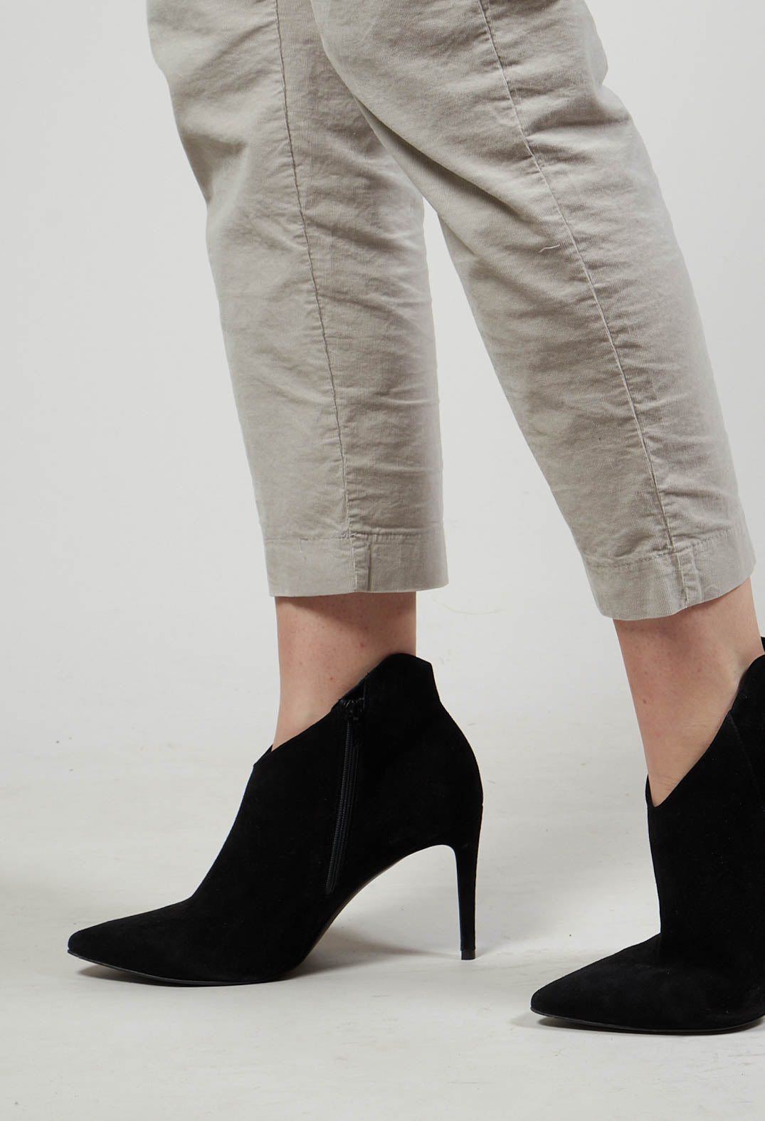 Heeled Suede Ankle Boot with Zip in Schwarz