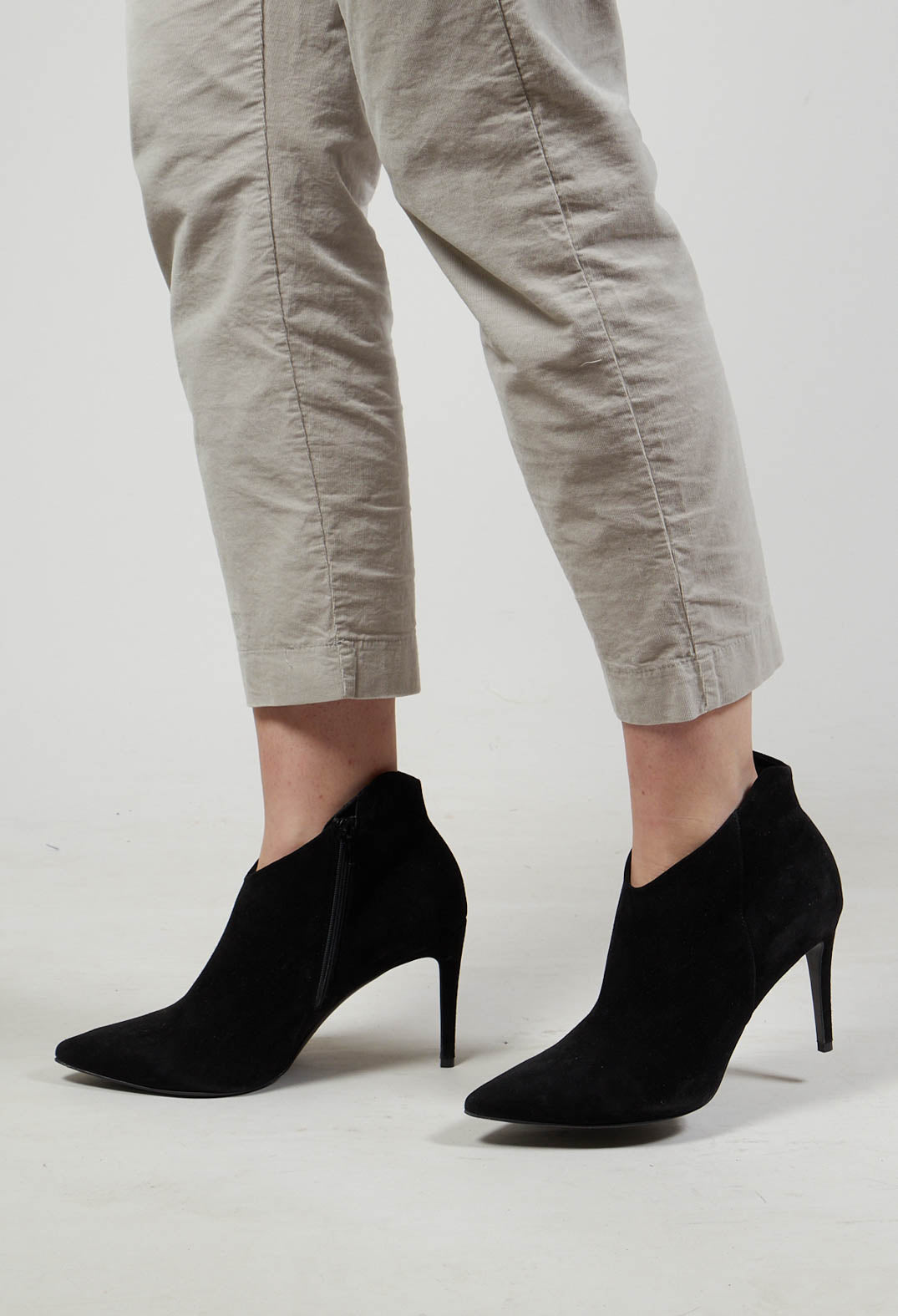 Heeled Suede Ankle Boot with Zip in Schwarz