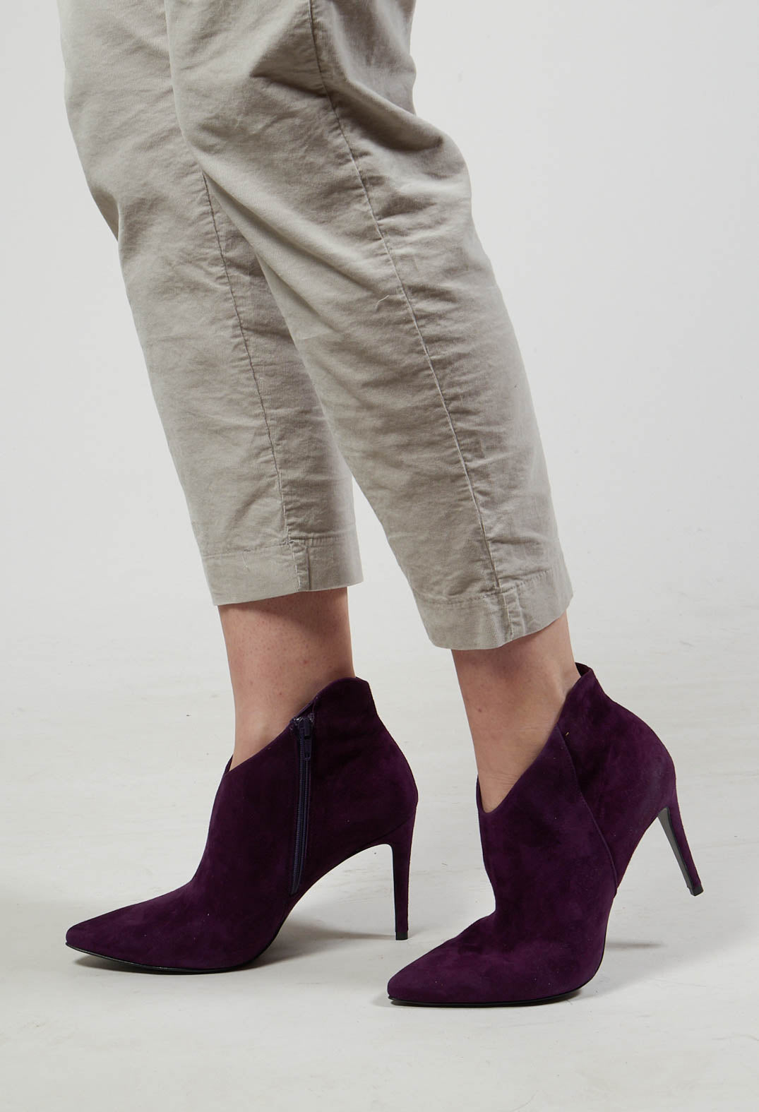 Heeled Suede Ankle Boot with Zip in Violett