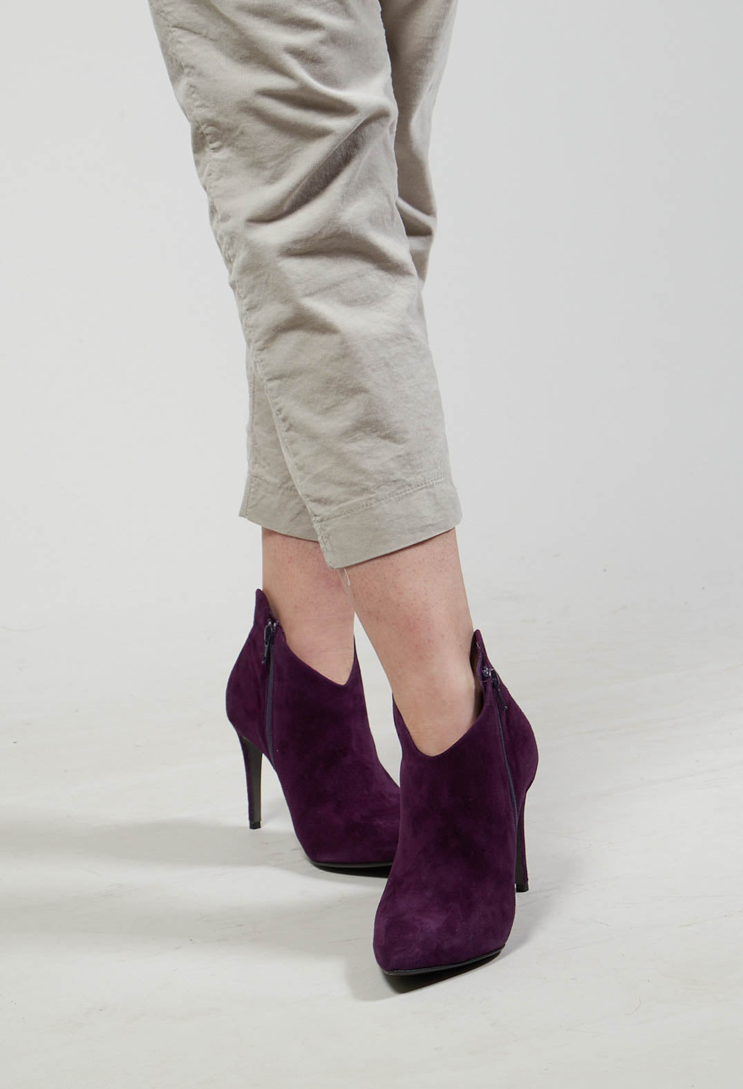 Heeled Suede Ankle Boot with Zip in Violett