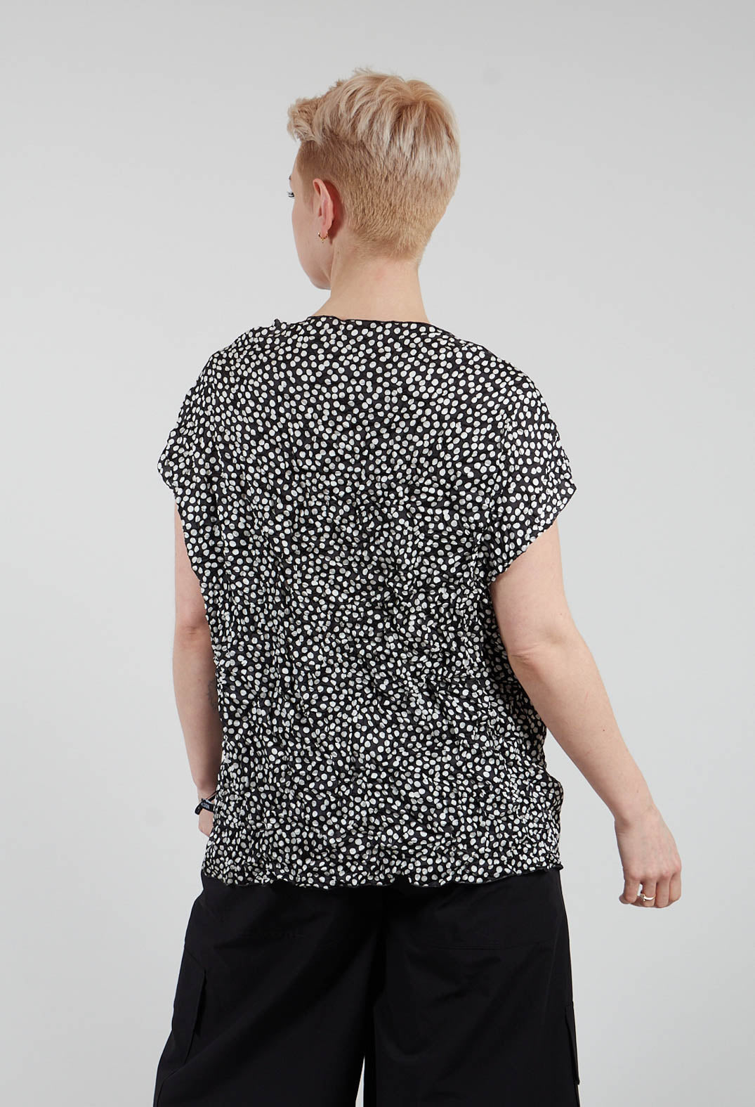 Laol Top in Black with White