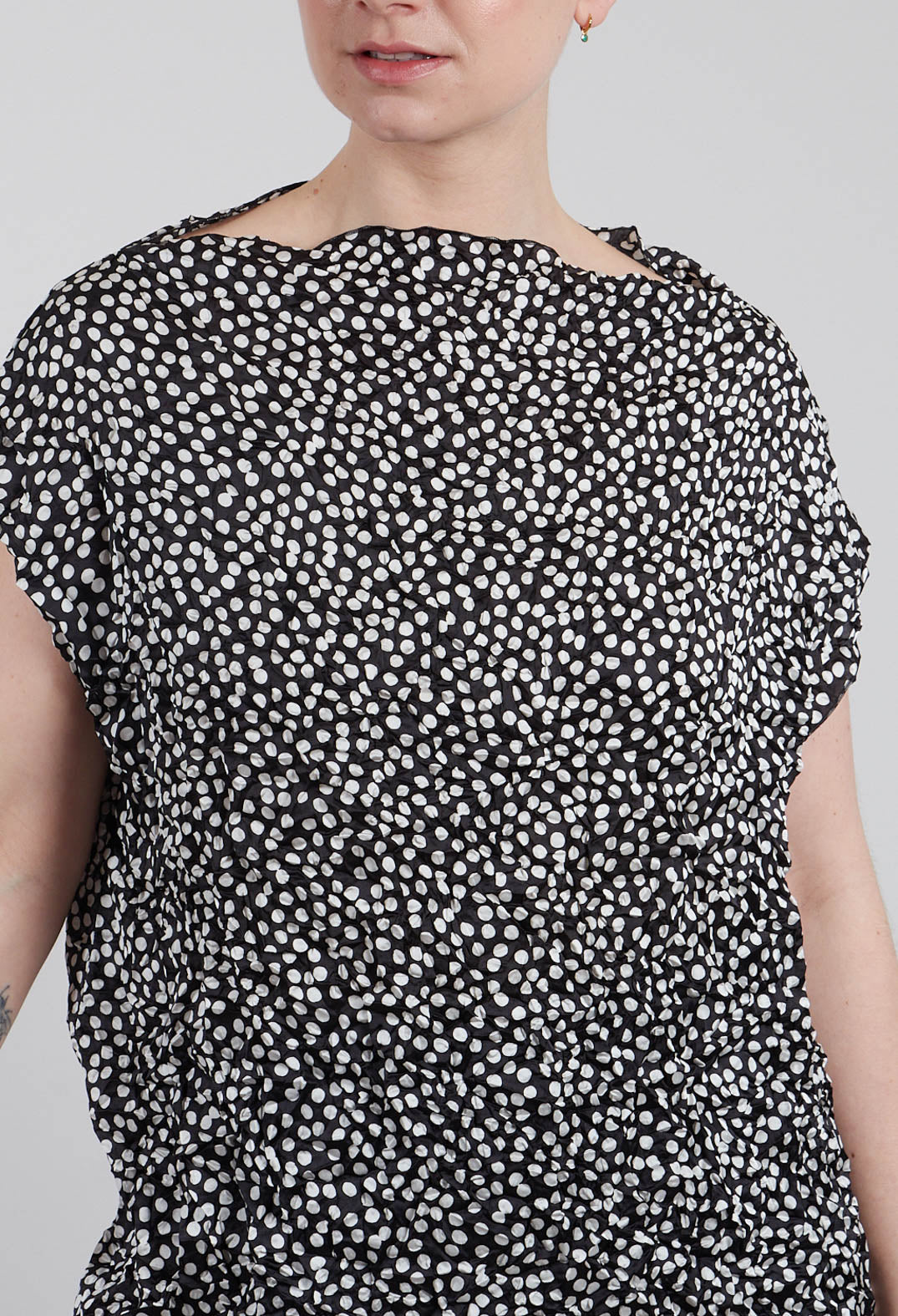 Laol Top in Black with White