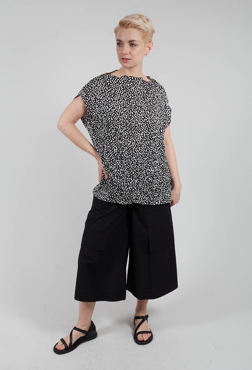 Laol Top in Black with White